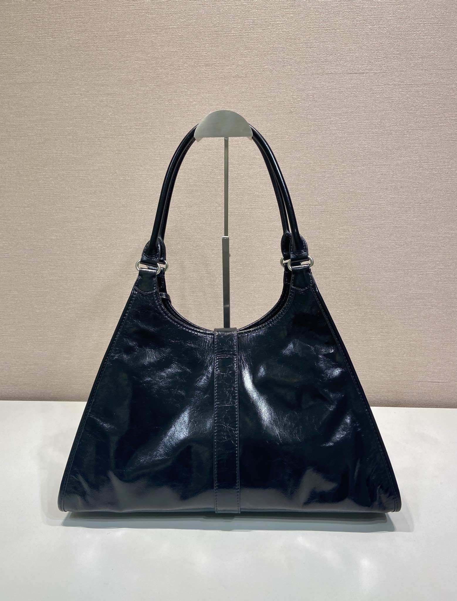 💰950🎉新品🎉1BG570春夏新款🎉🎉
这款走秀款采用进口油腊皮，顶级五金，前幅配有插扣锁开合，容量空间大，又可手提又可肩背，上身效果非常大气时尚，喜欢宝宝们，赶紧入手吧🎉🎉
长39x高24.5x底14cm🎉🎉🎉💰💰💰