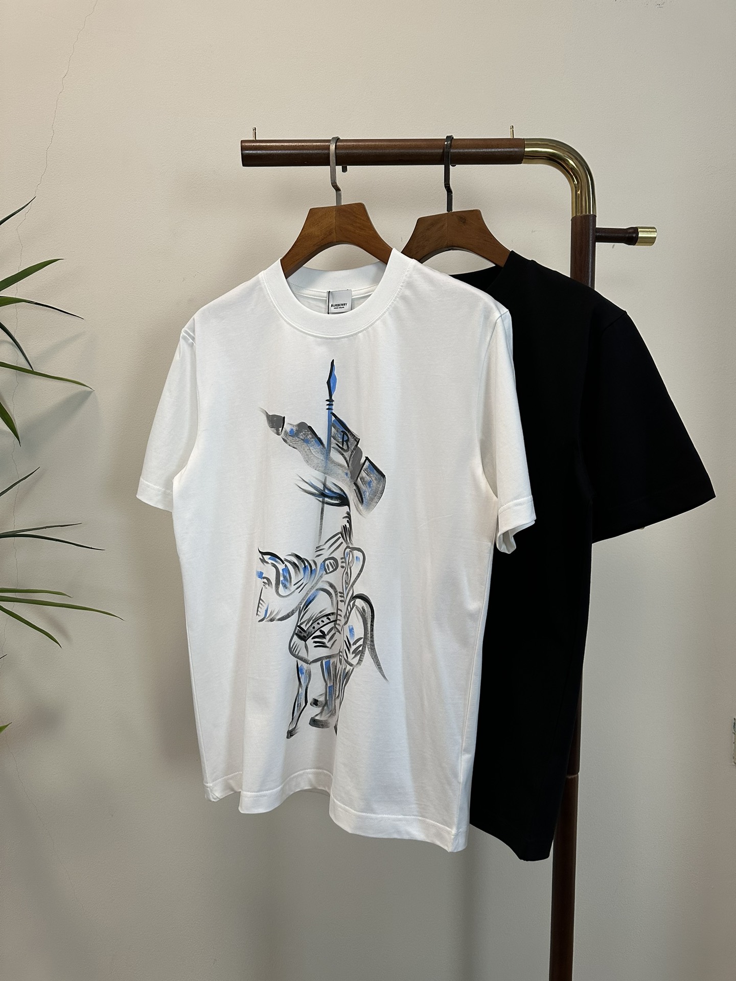 NO:416552,BBR Burberry New Round Neck Short Sleeve T-shirt High-end Version!  Customized fabrics for counters are breathable and comfortable, with impeccable details, and the brand element design concept reflects high quality. The feel is delicate and soft!  It is casually cut, with a great upper body style!  S-XL, burberry, T-shirt,tees, t-shirt,alexander wang19860909BBR 巴宝莉新款 圆领 短袖 T恤 高端版本！专柜定制面料 透气舒适度高,细节无可挑剔,品牌元素设计理念,体现高品质.手感细腻柔软！呈现休闲裁剪,上身版型超赞！ 码数S- XL,,burberry,T-shirt,tees，t-shirt,alexander wang,Men's clothing