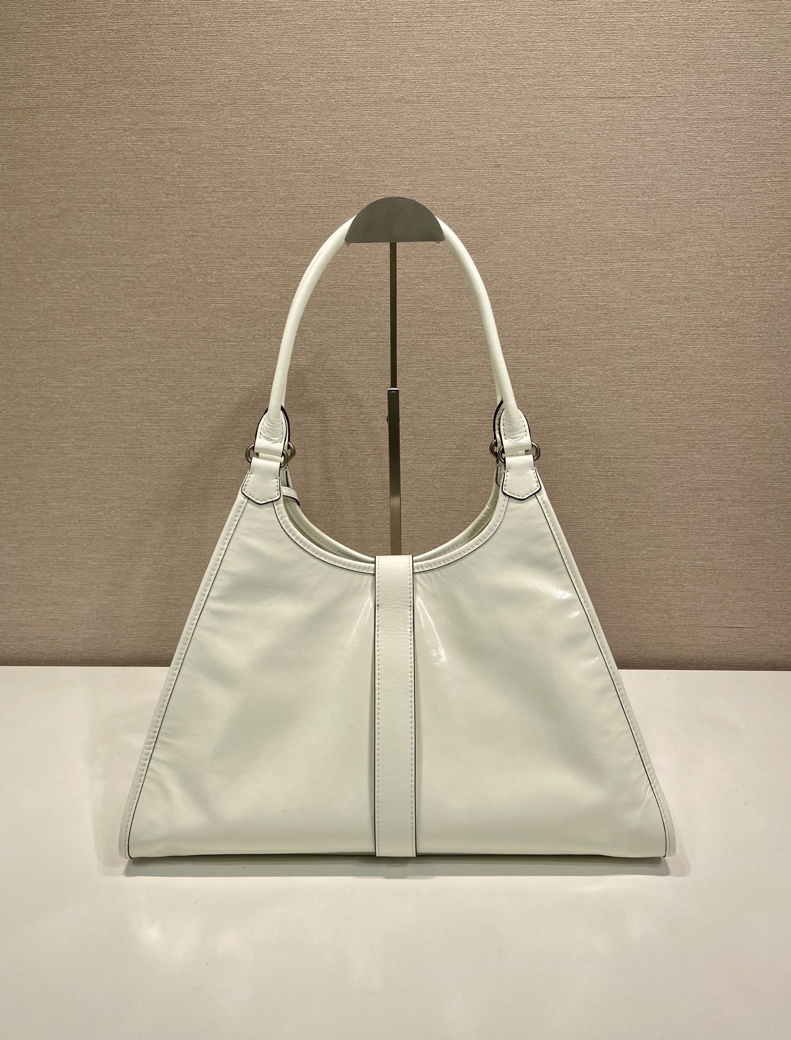 💰950🎉新品🎉1BG570春夏新款🎉🎉
这款走秀款采用进口油腊皮，顶级五金，前幅配有插扣锁开合，容量空间大，又可手提又可肩背，上身效果非常大气时尚，喜欢宝宝们，赶紧入手吧🎉🎉
长39x高24.5x底14cm🎉🎉🎉💰💰💰