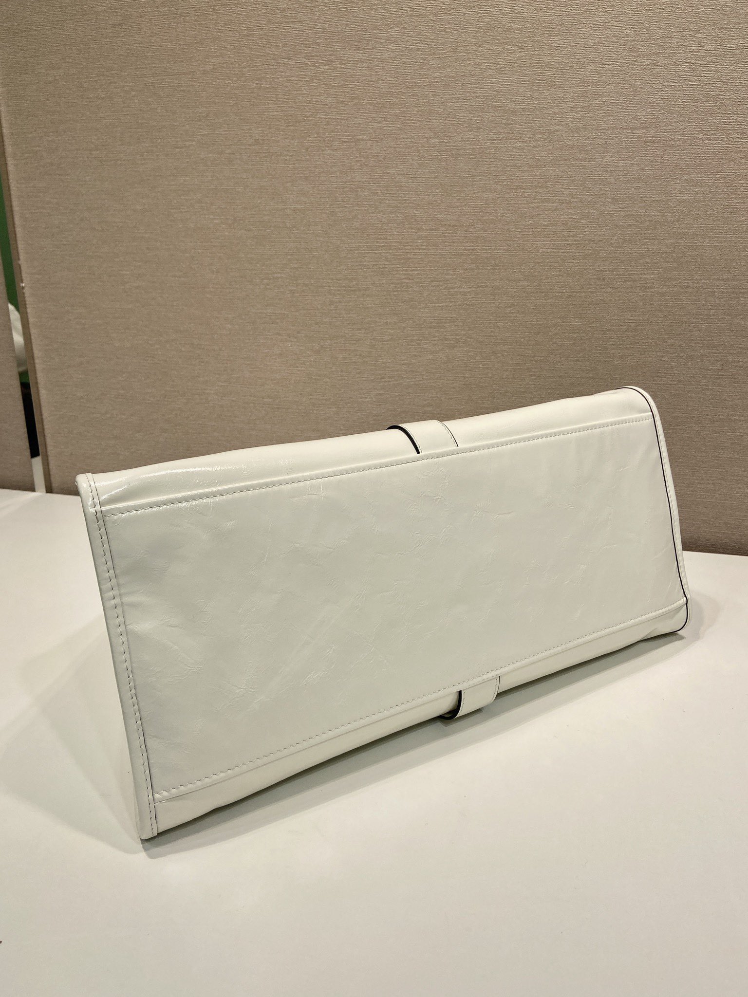 💰950🎉新品🎉1BG570春夏新款🎉🎉
这款走秀款采用进口油腊皮，顶级五金，前幅配有插扣锁开合，容量空间大，又可手提又可肩背，上身效果非常大气时尚，喜欢宝宝们，赶紧入手吧🎉🎉
长39x高24.5x底14cm🎉🎉🎉💰💰💰