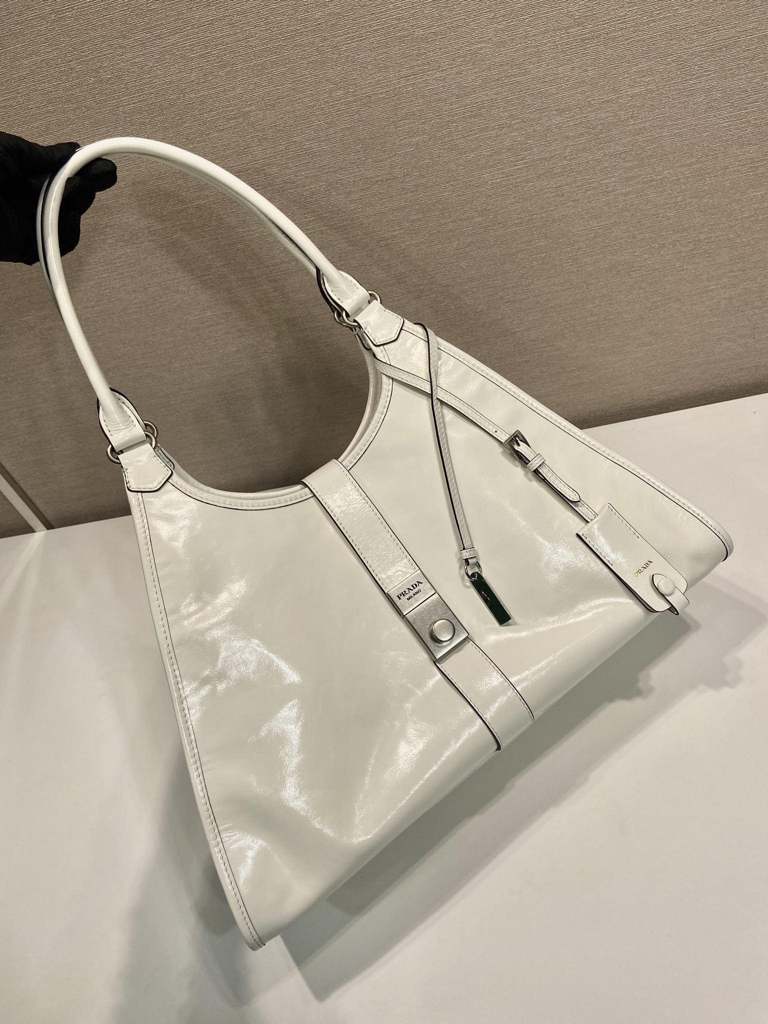 💰950🎉新品🎉1BG570春夏新款🎉🎉
这款走秀款采用进口油腊皮，顶级五金，前幅配有插扣锁开合，容量空间大，又可手提又可肩背，上身效果非常大气时尚，喜欢宝宝们，赶紧入手吧🎉🎉
长39x高24.5x底14cm🎉🎉🎉💰💰💰
