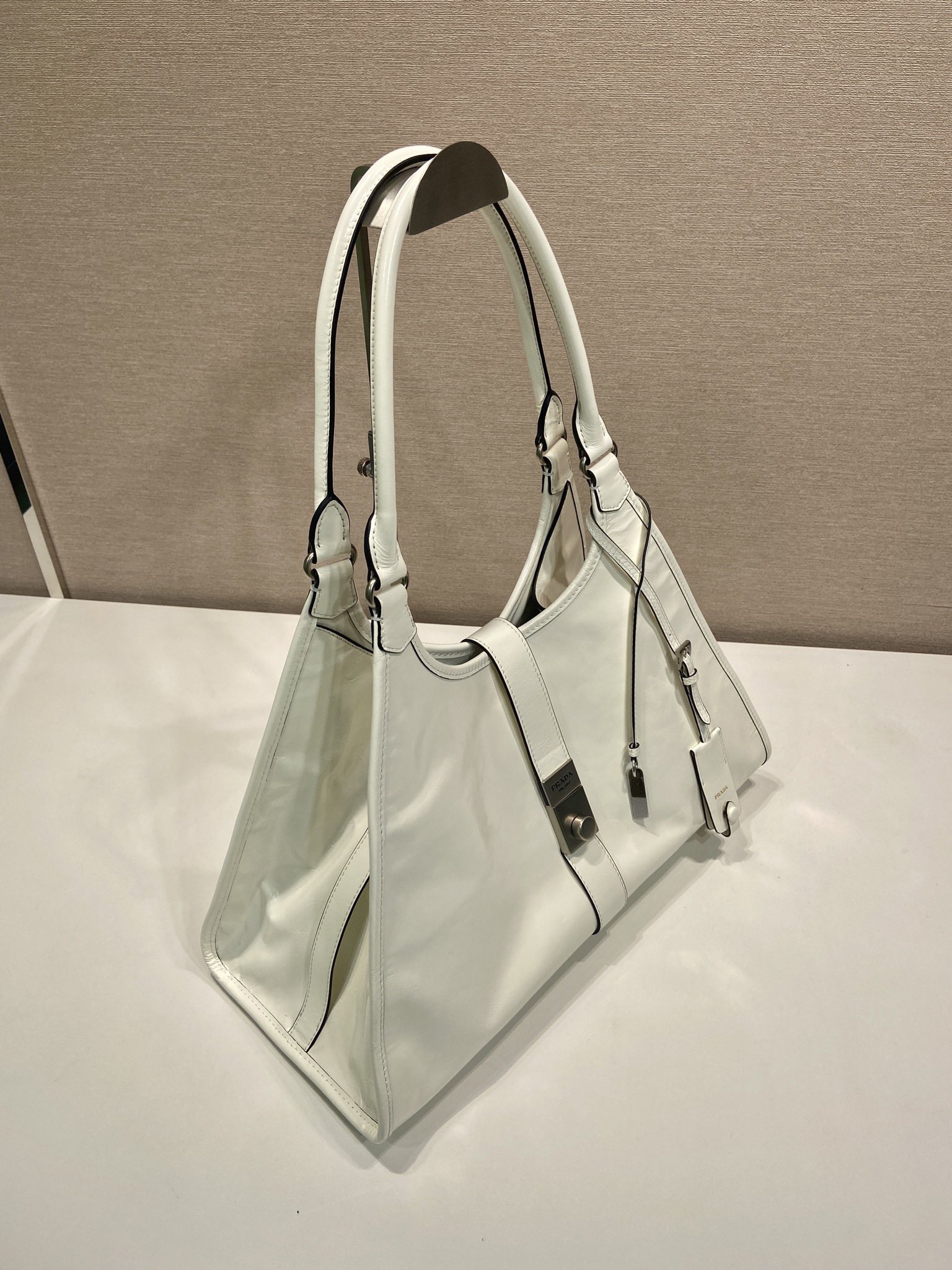 💰950🎉新品🎉1BG570春夏新款🎉🎉
这款走秀款采用进口油腊皮，顶级五金，前幅配有插扣锁开合，容量空间大，又可手提又可肩背，上身效果非常大气时尚，喜欢宝宝们，赶紧入手吧🎉🎉
长39x高24.5x底14cm🎉🎉🎉💰💰💰