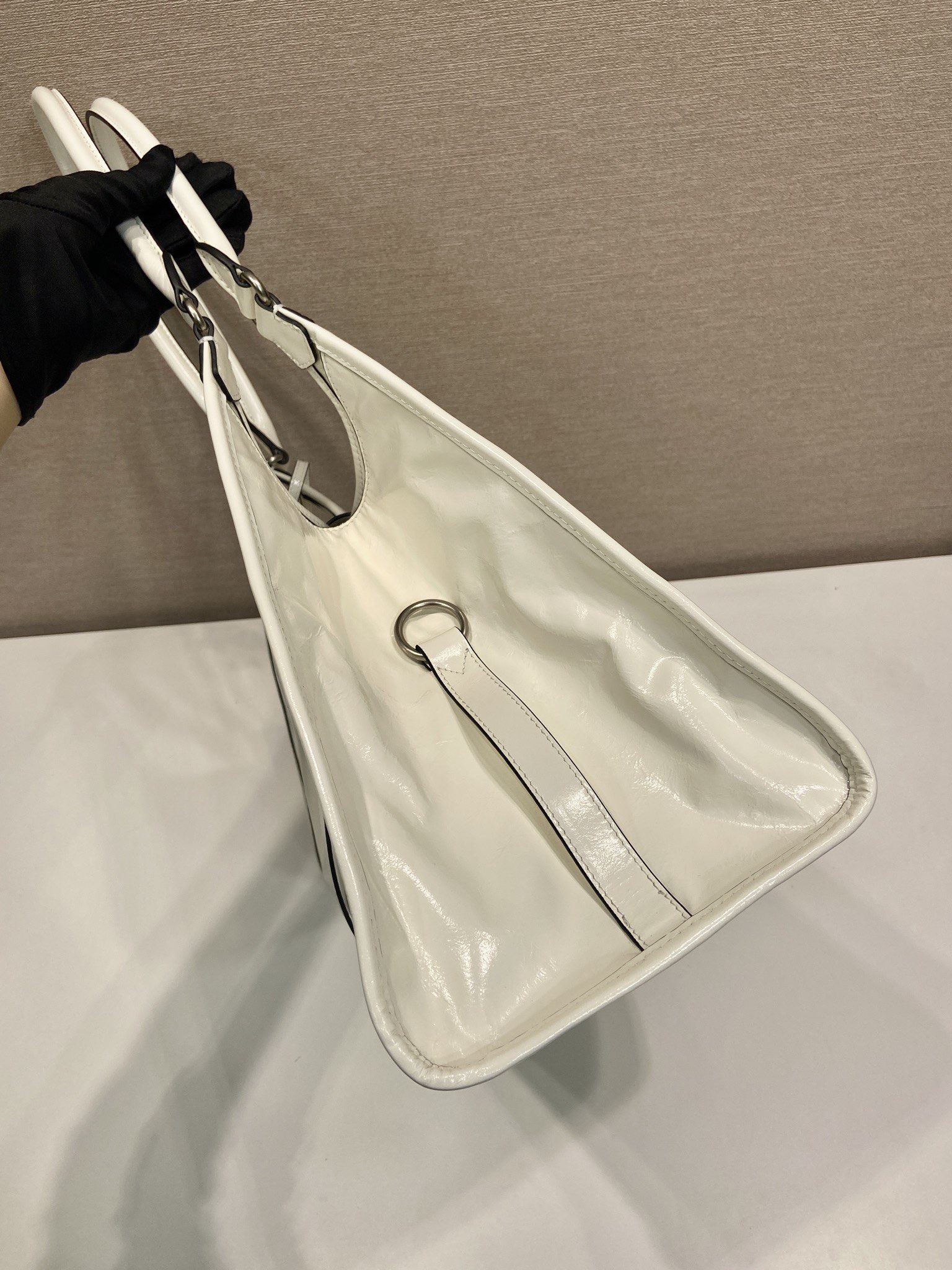 💰950🎉新品🎉1BG570春夏新款🎉🎉
这款走秀款采用进口油腊皮，顶级五金，前幅配有插扣锁开合，容量空间大，又可手提又可肩背，上身效果非常大气时尚，喜欢宝宝们，赶紧入手吧🎉🎉
长39x高24.5x底14cm🎉🎉🎉💰💰💰
