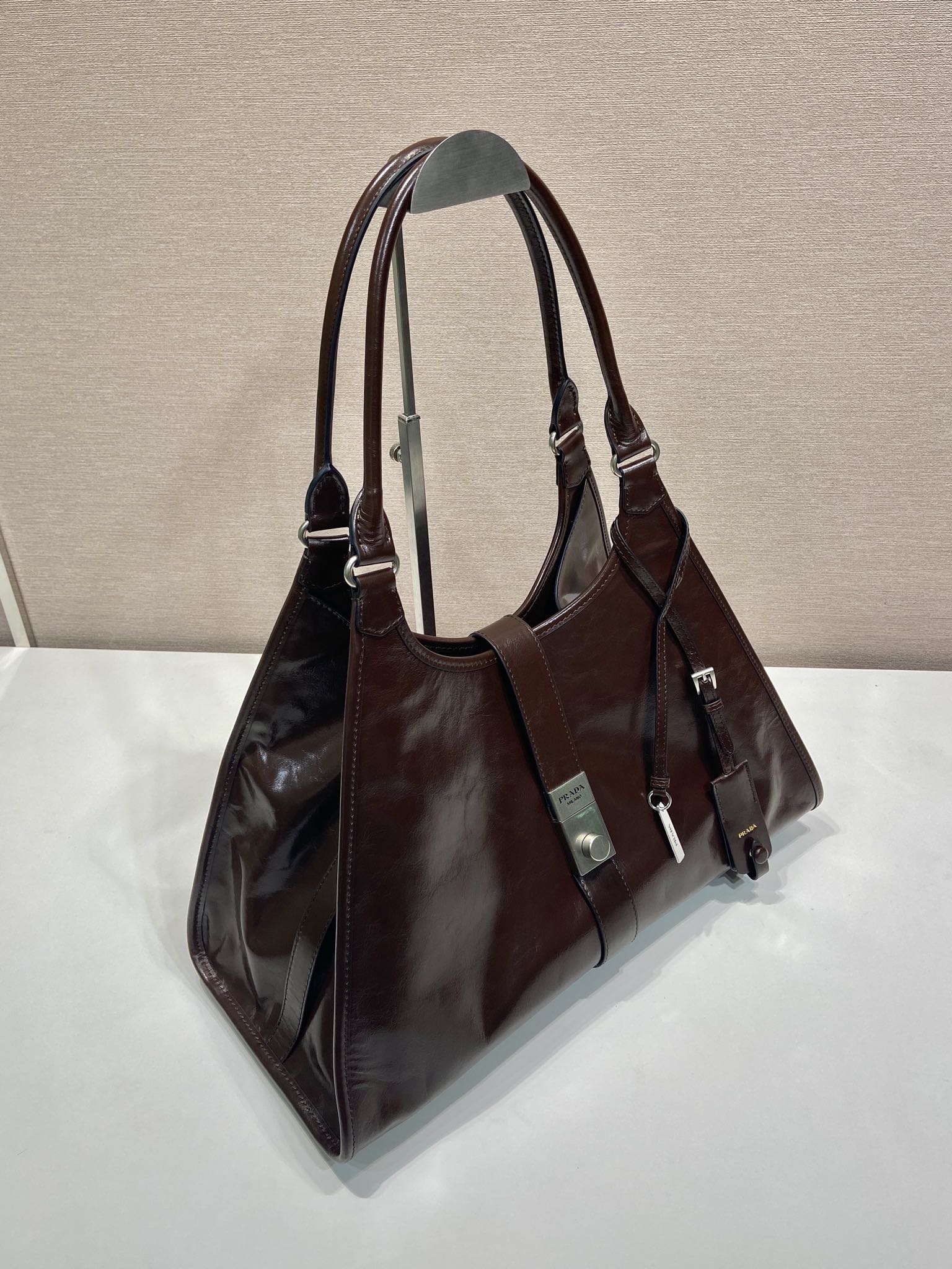 💰950🎉新品🎉1BG570春夏新款🎉🎉
这款走秀款采用进口油腊皮，顶级五金，前幅配有插扣锁开合，容量空间大，又可手提又可肩背，上身效果非常大气时尚，喜欢宝宝们，赶紧入手吧🎉🎉
长39x高24.5x底14cm🎉🎉🎉💰💰💰