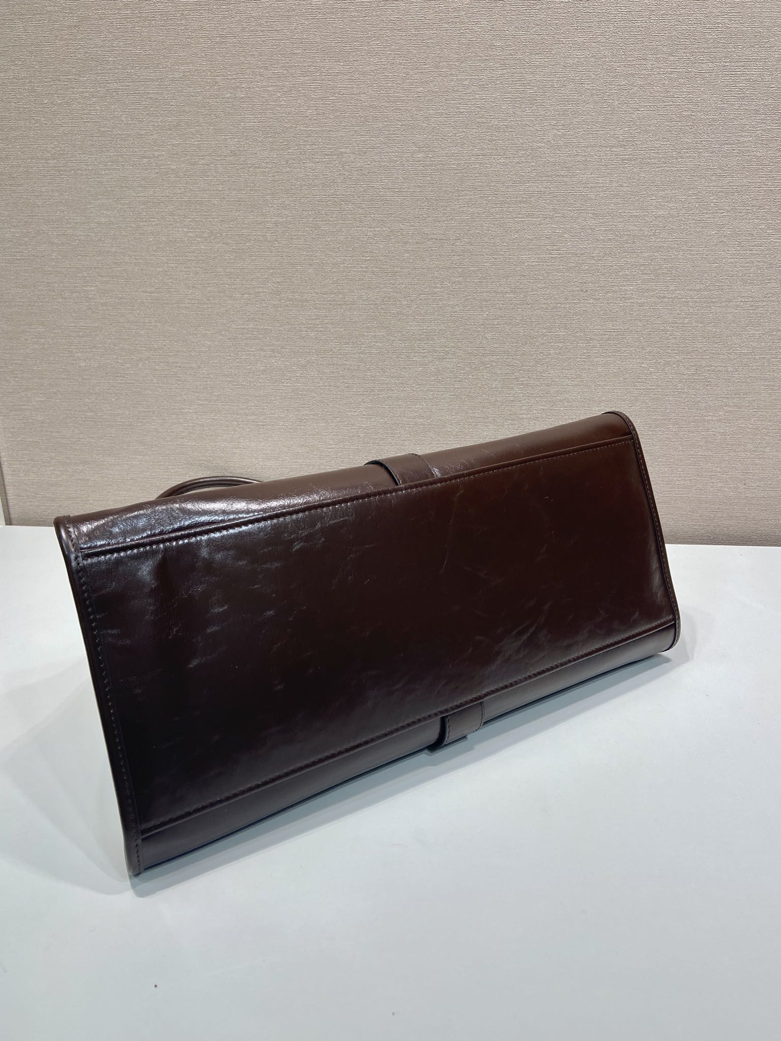 💰950🎉新品🎉1BG570春夏新款🎉🎉
这款走秀款采用进口油腊皮，顶级五金，前幅配有插扣锁开合，容量空间大，又可手提又可肩背，上身效果非常大气时尚，喜欢宝宝们，赶紧入手吧🎉🎉
长39x高24.5x底14cm🎉🎉🎉💰💰💰