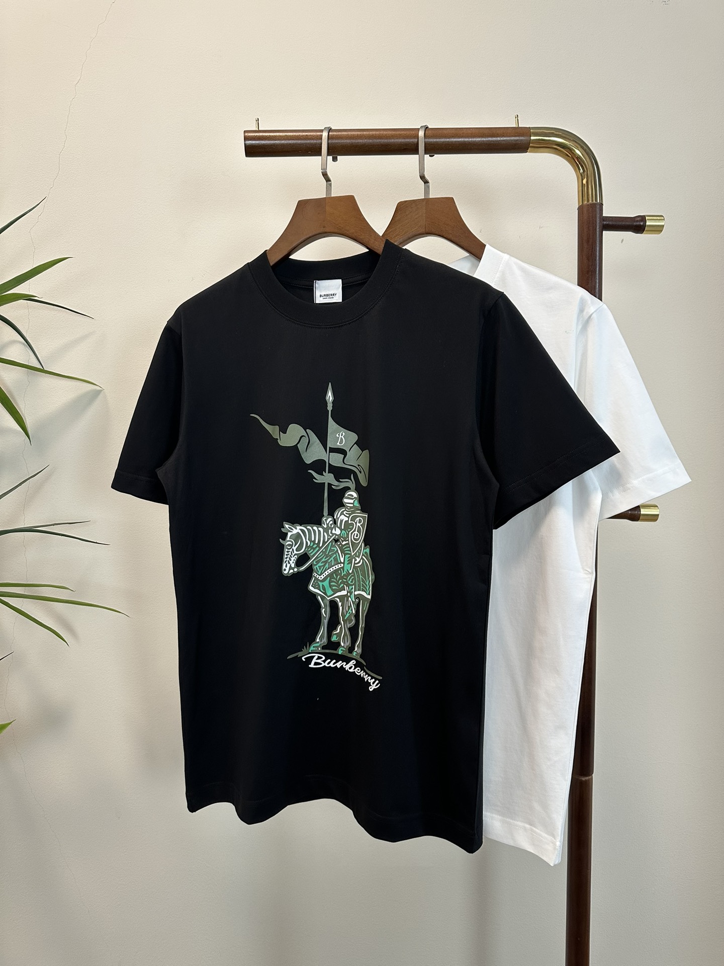 NO:134625,BBR Burberry New Round Neck Short Sleeve T-shirt High-end Version!  Customized fabrics for counters are breathable and comfortable, with impeccable details, and the brand element design concept reflects high quality. The feel is delicate and soft!  It is casually cut, with a great upper body style!  S-XL, burberry, T-shirt,tees, t-shirt,alexander wang19860909BBR 巴宝莉新款 圆领 短袖 T恤 高端版本！专柜定制面料 透气舒适度高,细节无可挑剔,品牌元素设计理念,体现高品质.手感细腻柔软！呈现休闲裁剪,上身版型超赞！ 码数S- XL,,burberry,T-shirt,tees，t-shirt,alexander wang,Men's clothing