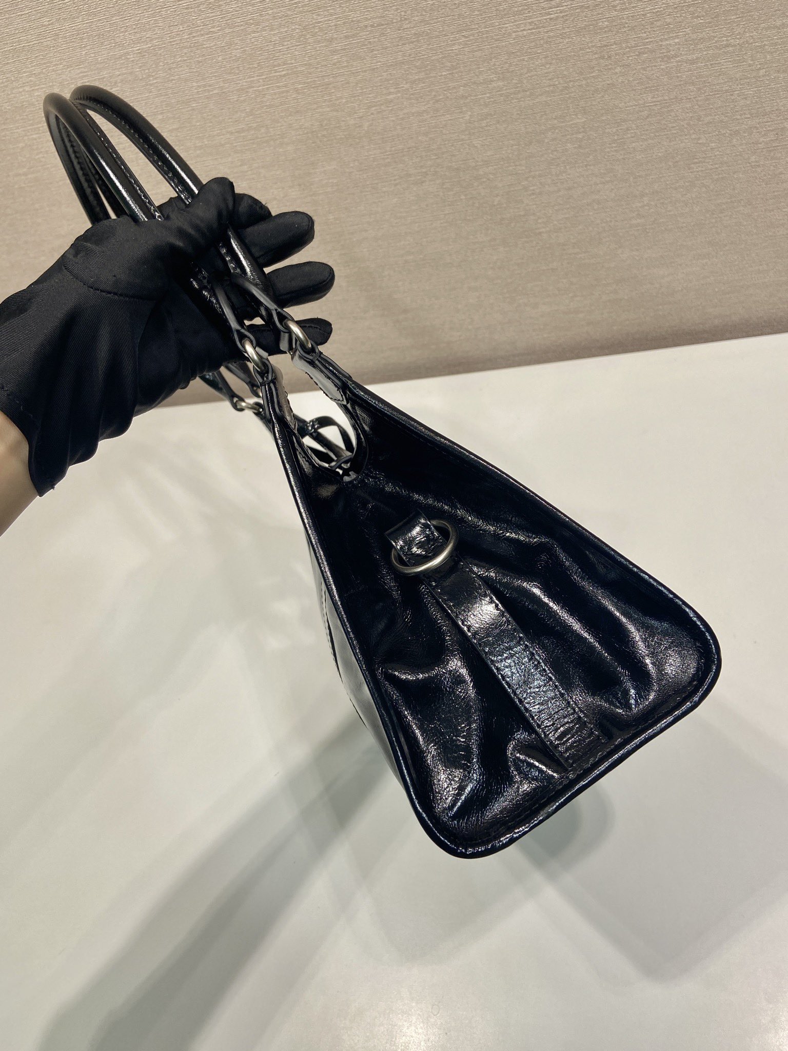 💰850🎉新品🎉1BG563春夏新款🎉🎉
这款走秀款采用进口油腊皮，顶级五金，前幅配有插扣锁开合，容量空间大，又可手提又可肩背，上身效果非常大气时尚，喜欢宝宝们，赶紧入手吧🎉🎉
长30.5x高17.5x底9cm🎉🎉🎉💰💰💰