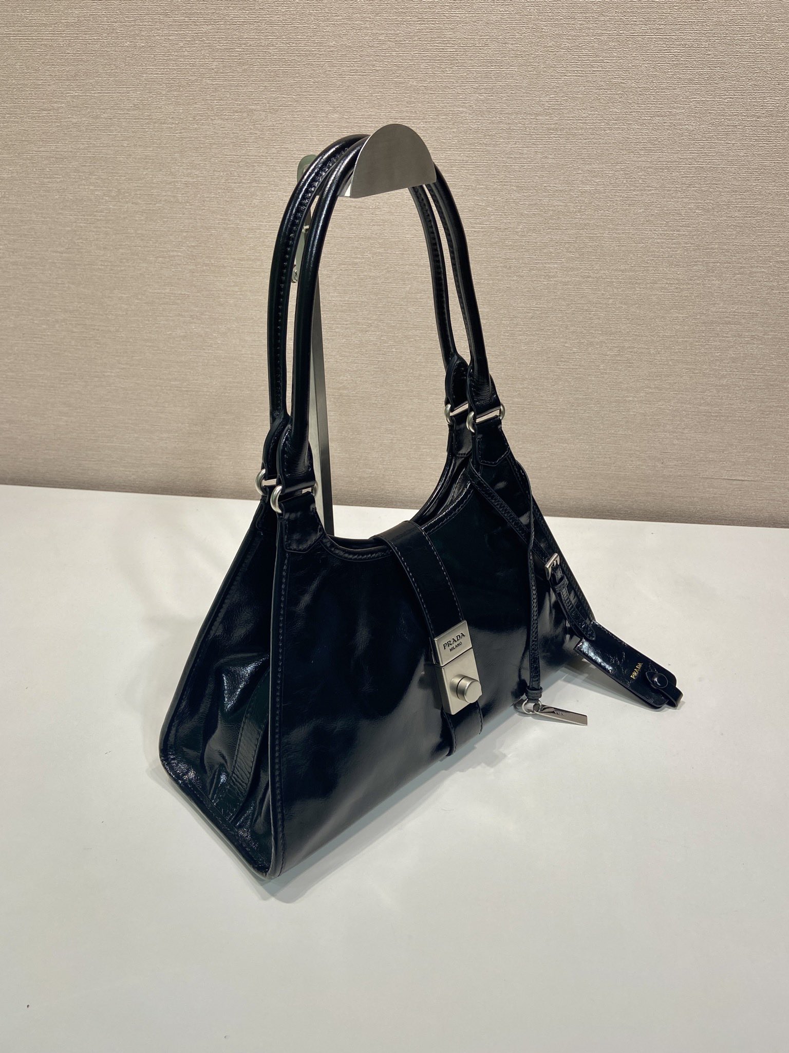 💰850🎉新品🎉1BG563春夏新款🎉🎉
这款走秀款采用进口油腊皮，顶级五金，前幅配有插扣锁开合，容量空间大，又可手提又可肩背，上身效果非常大气时尚，喜欢宝宝们，赶紧入手吧🎉🎉
长30.5x高17.5x底9cm🎉🎉🎉💰💰💰