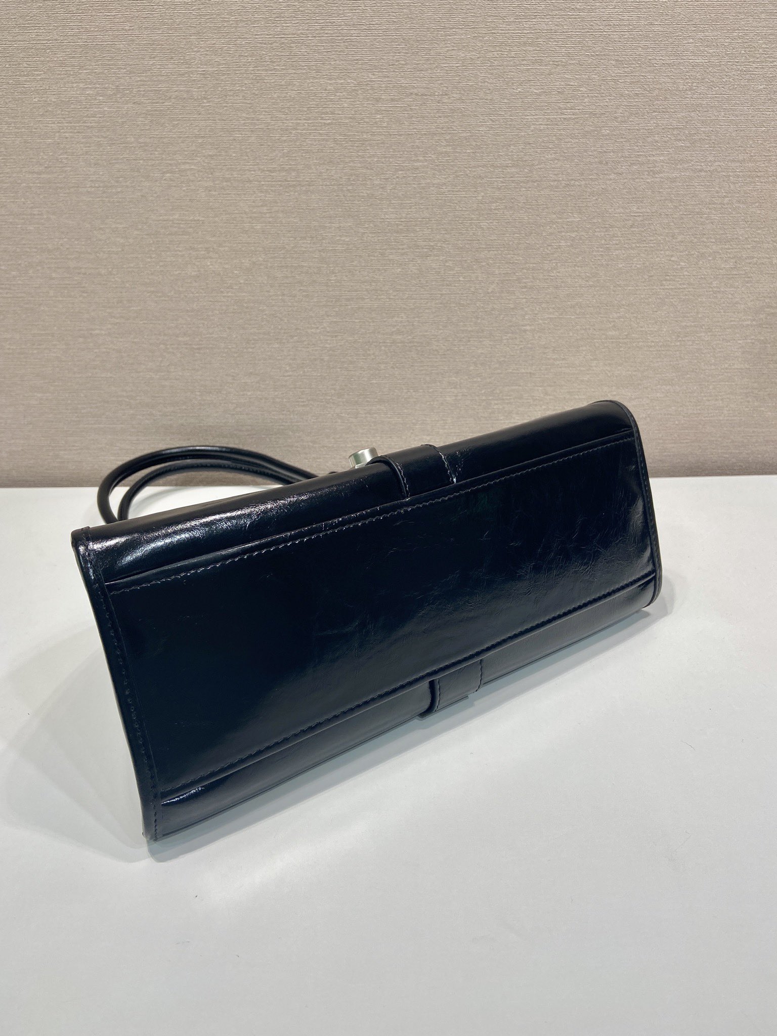 💰850🎉新品🎉1BG563春夏新款🎉🎉
这款走秀款采用进口油腊皮，顶级五金，前幅配有插扣锁开合，容量空间大，又可手提又可肩背，上身效果非常大气时尚，喜欢宝宝们，赶紧入手吧🎉🎉
长30.5x高17.5x底9cm🎉🎉🎉💰💰💰