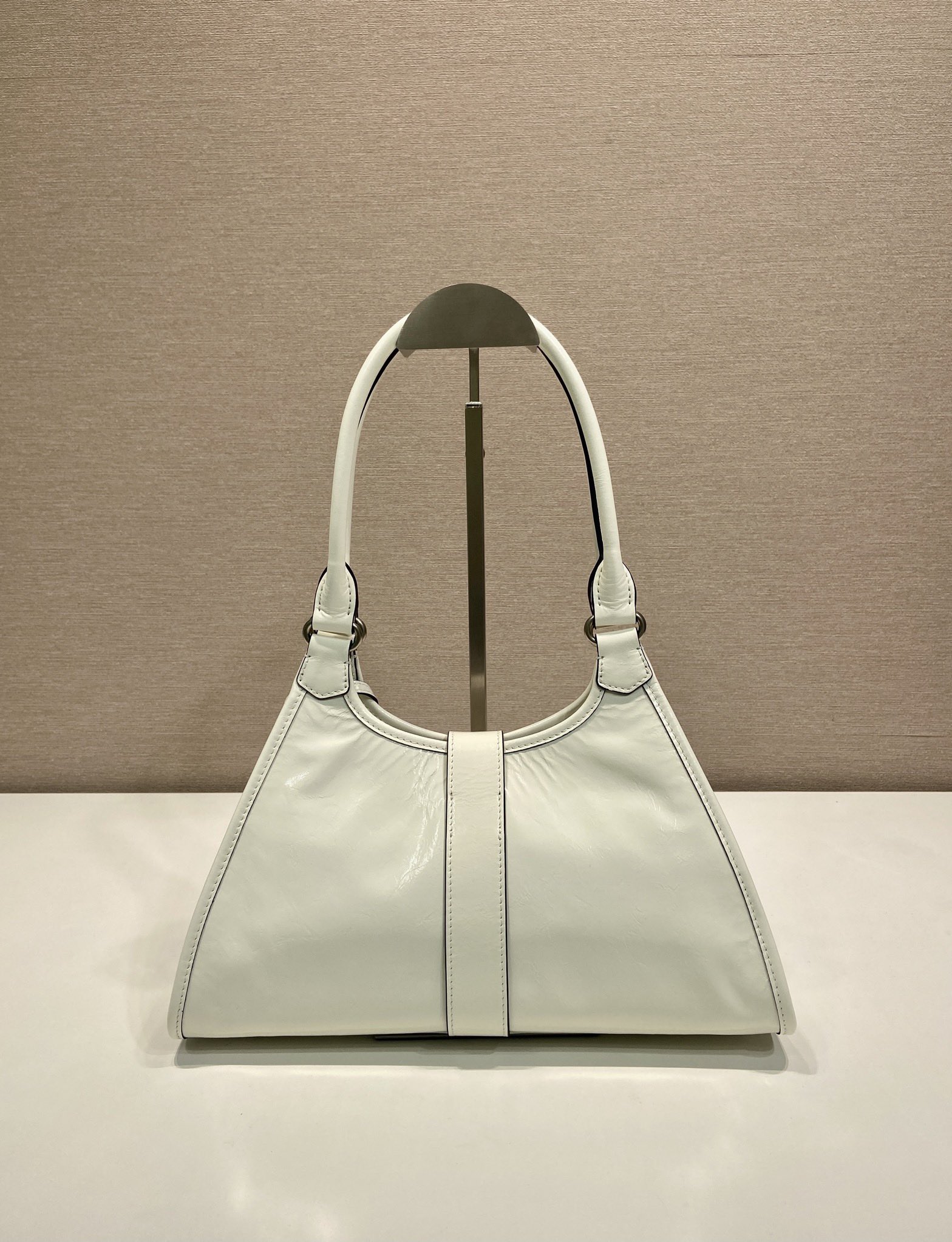 💰850🎉新品🎉1BG563春夏新款🎉🎉
这款走秀款采用进口油腊皮，顶级五金，前幅配有插扣锁开合，容量空间大，又可手提又可肩背，上身效果非常大气时尚，喜欢宝宝们，赶紧入手吧🎉🎉
长30.5x高17.5x底9cm🎉🎉🎉💰💰💰