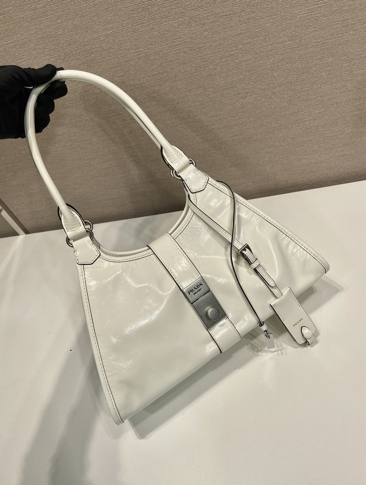💰850🎉新品🎉1BG563春夏新款🎉🎉
这款走秀款采用进口油腊皮，顶级五金，前幅配有插扣锁开合，容量空间大，又可手提又可肩背，上身效果非常大气时尚，喜欢宝宝们，赶紧入手吧🎉🎉
长30.5x高17.5x底9cm🎉🎉🎉💰💰💰
