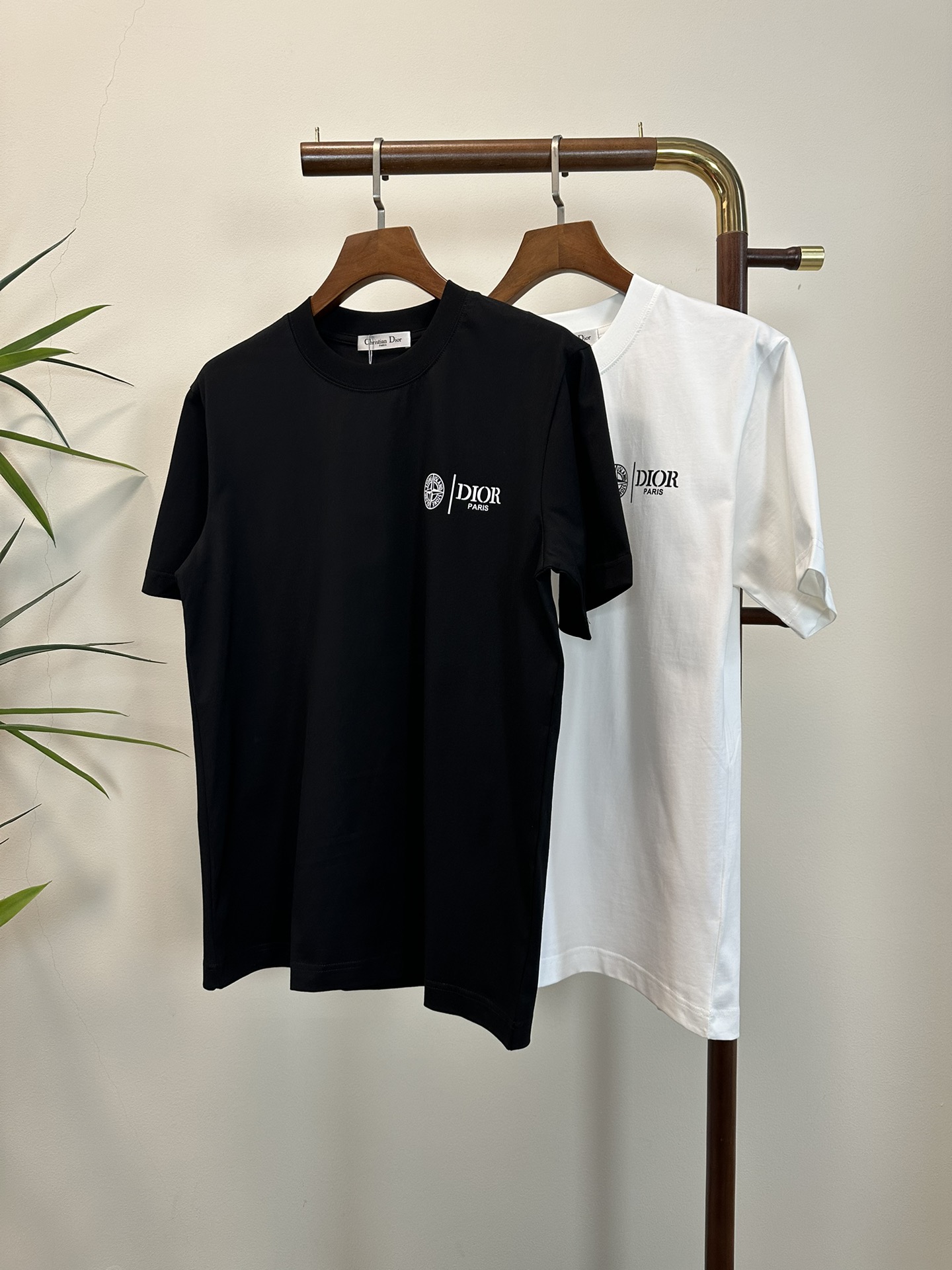 NO:145559,DR joint brand new round neck short-sleeved T-shirt high-end version!  Customized fabrics for counters are breathable and comfortable, with impeccable details, and the brand element design concept reflects high quality. The feel is delicate and soft!  It is casually cut, with a great upper body style!  S-XL, T-shirt,tees,t-shirt,alexander wang19860909DR联名 新款 圆领 短袖 T恤 高端版本！专柜定制面料 透气舒适度高,细节无可挑剔,品牌元素设计理念,体现高品质.手感细腻柔软！呈现休闲裁剪,上身版型超赞！ 码数S- XL,,T-shirt,tees，t-shirt,alexander wang,Men's clothing