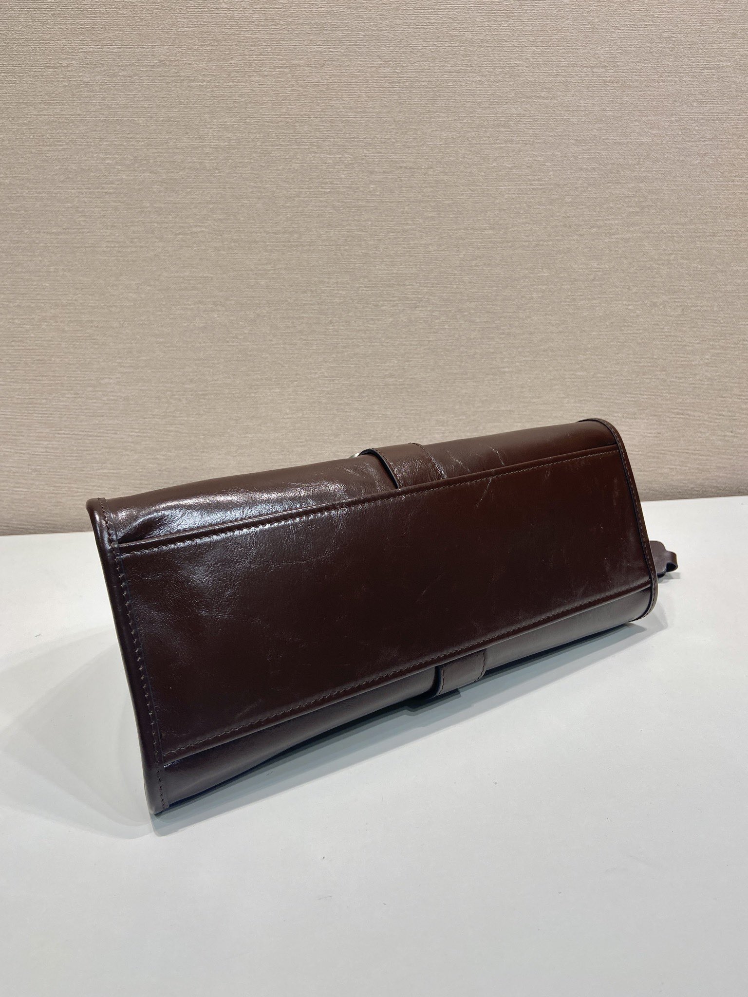 💰850🎉新品🎉1BG563春夏新款🎉🎉
这款走秀款采用进口油腊皮，顶级五金，前幅配有插扣锁开合，容量空间大，又可手提又可肩背，上身效果非常大气时尚，喜欢宝宝们，赶紧入手吧🎉🎉
长30.5x高17.5x底9cm🎉🎉🎉💰💰💰