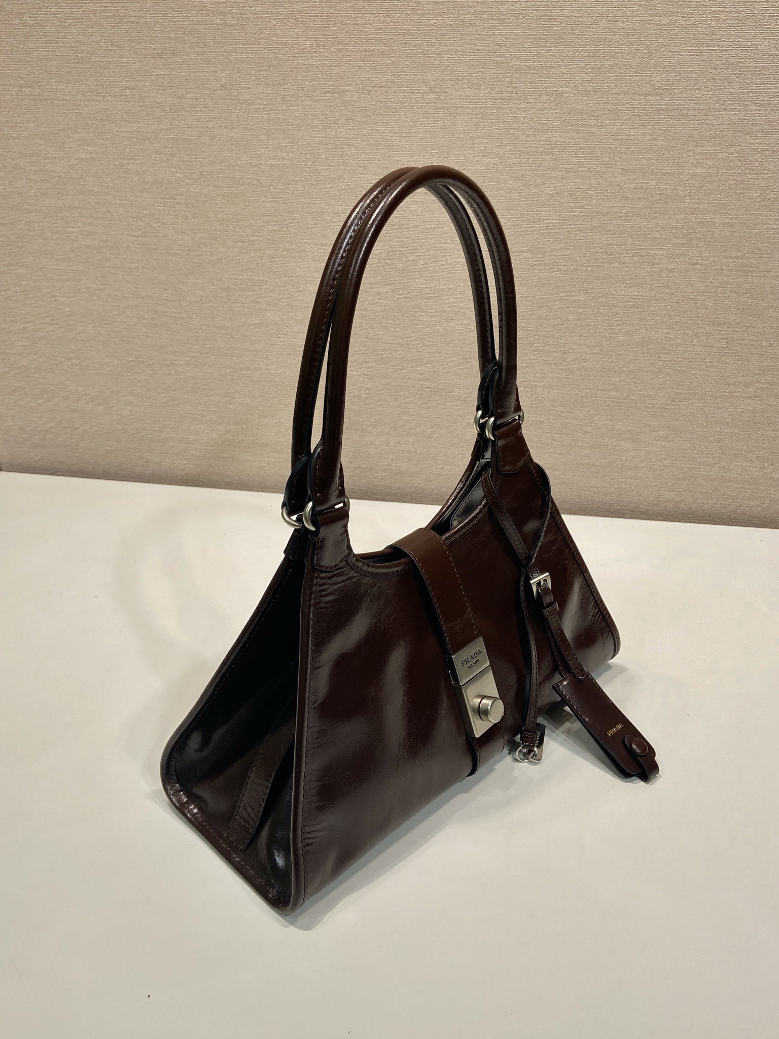 💰850🎉新品🎉1BG563春夏新款🎉🎉
这款走秀款采用进口油腊皮，顶级五金，前幅配有插扣锁开合，容量空间大，又可手提又可肩背，上身效果非常大气时尚，喜欢宝宝们，赶紧入手吧🎉🎉
长30.5x高17.5x底9cm🎉🎉🎉💰💰💰