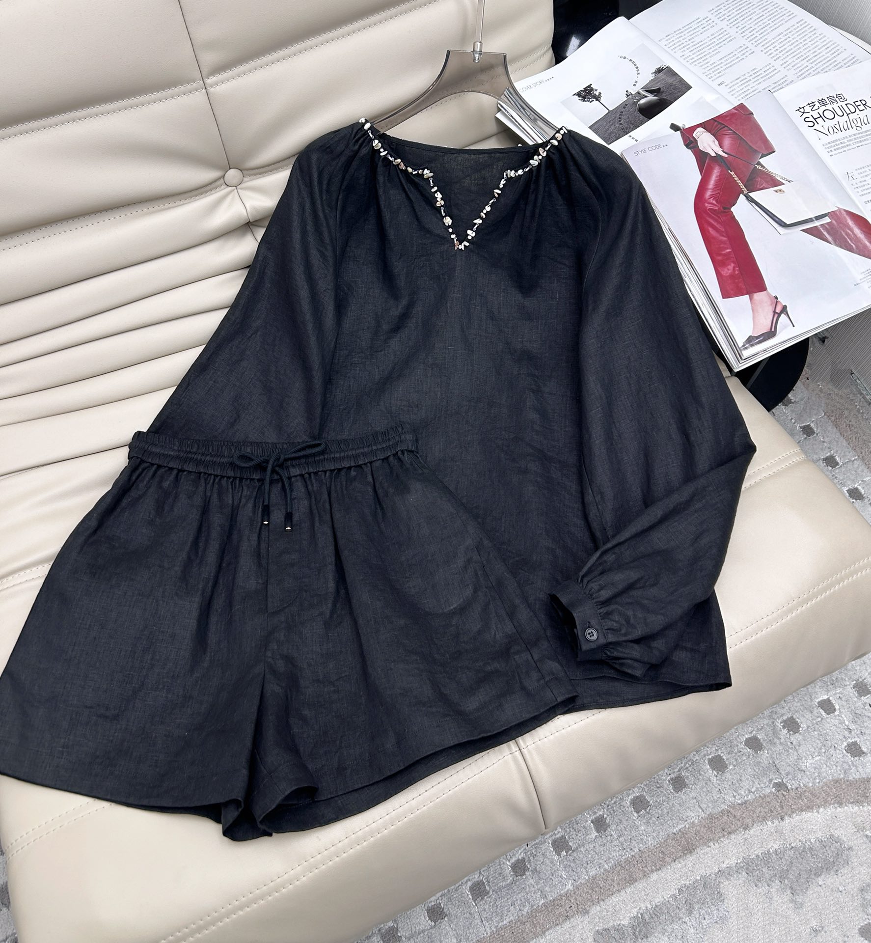 NO:315574,New SS225 solid color linen V-neck shell shirt top Round retro design style tailoring Natural linen custom fabric Soft texture, V-neck with cute long sleeves Loose casual style Very inclusive for body shape 2 colors SML. Top MB20. Shorts MA60 pants, shorts, shirts, alexander wang19860909新款SS225 纯色亚麻V领贝壳衬衫上衣 圆润复古的设计风格剪裁造型 天然亚麻定制的面料 材质手感柔软 ,V领配个可爱的泡泡长袖 宽松的休闲版型 对身材包容性很好 2色SML. 上衣MB20.短裤MA60 裤子,,shorts,shirts,alexander wang,Women's clothing