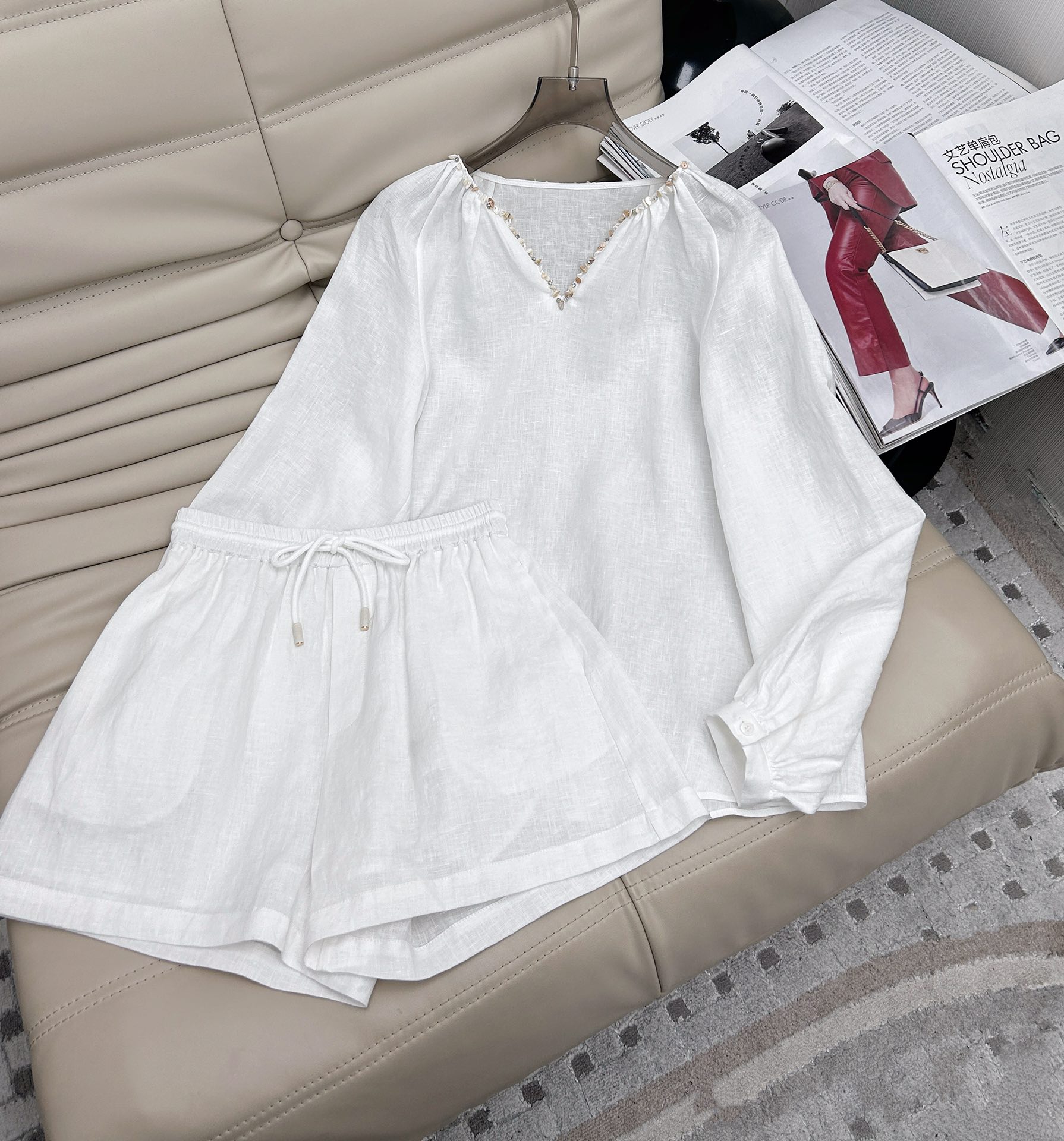 NO:315571,New SS225 solid color linen V-neck shell shirt top Round retro design style tailoring Natural linen custom fabric Soft texture, V-neck with cute long sleeves Loose casual style Very inclusive for body shape 2 colors SML. Top MB20. Shorts MA60 trousers M,, shorts,shirts,alexander wang19860909新款SS225 纯色亚麻V领贝壳衬衫上衣 圆润复古的设计风格剪裁造型 天然亚麻定制的面料 材质手感柔软 ,V领配个可爱的泡泡长袖 宽松的休闲版型 对身材包容性很好 2色SML. 上衣MB20.短裤MA60 裤子M,,shorts,shirts,alexander wang,Women's clothing