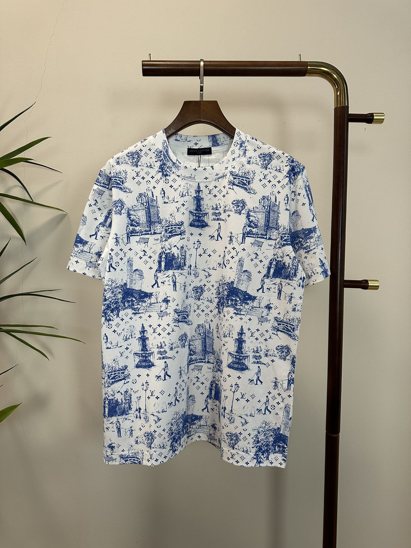 NO:416540,LV Louis Vuitton new round neck short-sleeved T-shirt high-end version!  Customized fabrics for counters are breathable and comfortable, with impeccable details, and the brand element design concept reflects high quality. The feel is delicate and soft!  It is casually cut, with a great upper body style!  S-XL, louis vuitton,louis vuitton,t-shirt,tees,t-shirt,alexander wang19860909LV 路易威登新款 圆领 短袖 T恤 高端版本！专柜定制面料 透气舒适度高,细节无可挑剔,品牌元素设计理念,体现高品质.手感细腻柔软！呈现休闲裁剪,上身版型超赞！ 码数S- XL,,louis vuitton,louis vuitton,T-shirt,tees，t-shirt,alexander wang,Men's clothing