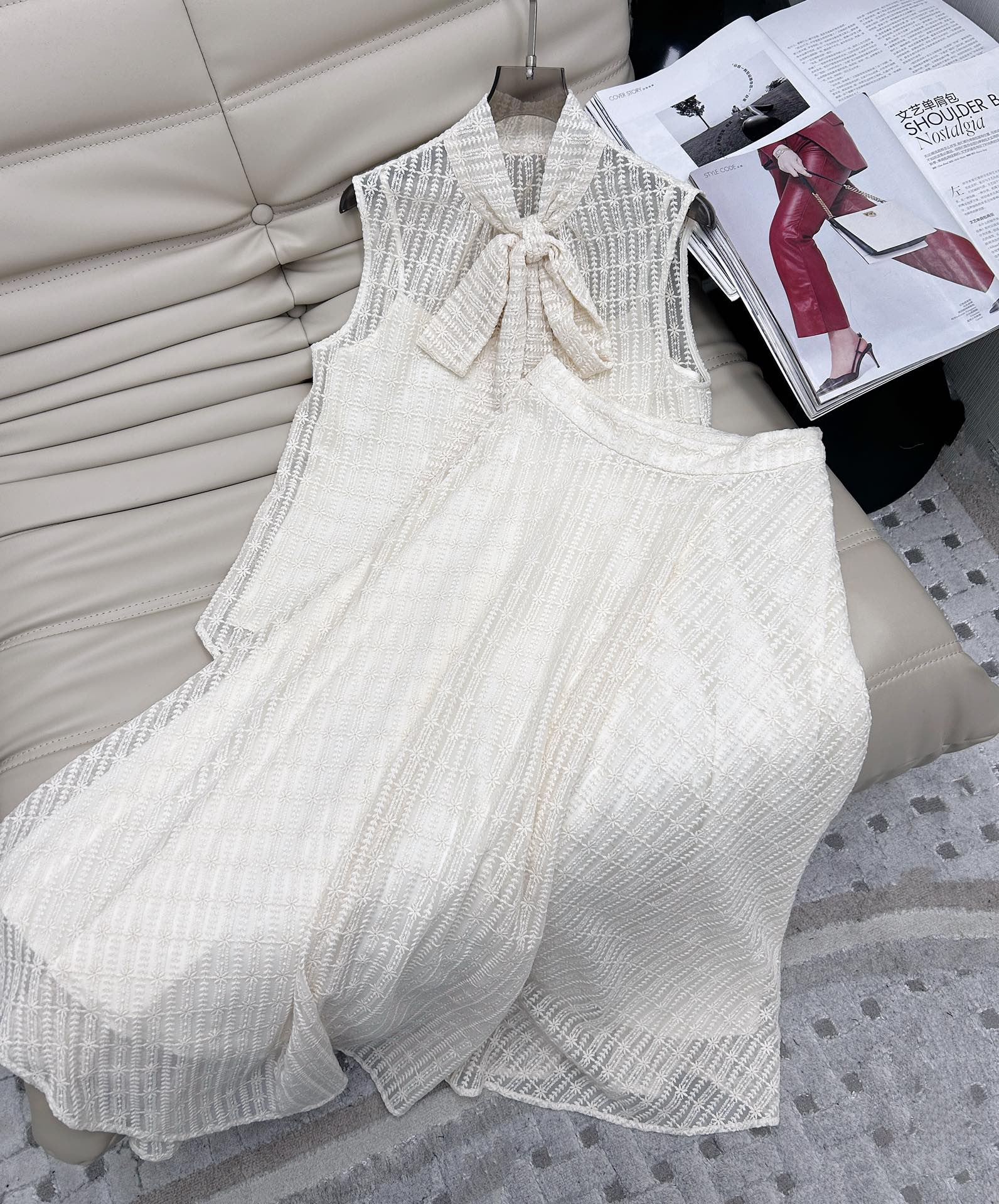 NO:314834,New Year's New Style Elegant Jacquard Set Small stand-up collar lace-up bow sleeveless shirt   mid-length skirt Lacing bow easily creates an elegant and fashionable atmosphere Stand-up collar sleeveless waist mid-length style A set of upper body It shows elegant and elegant style never out of date Customized fabric First choice for vacation blockbusters 2 colors Three codes SML, skirts, shirts, alexander wang19860909年新款 优雅气质提花套装 小立领系带蝴蝶结无袖衬衫 中长款半裙 系带蝴蝶结轻松营造优雅时髦氛围 立领无袖收腰中长款 一套上身 很显高雅气质永不过时的款式 定制面料 度假大片的首选 2色三码 SML,,skirts,shirts,alexander wang,Women's clothing