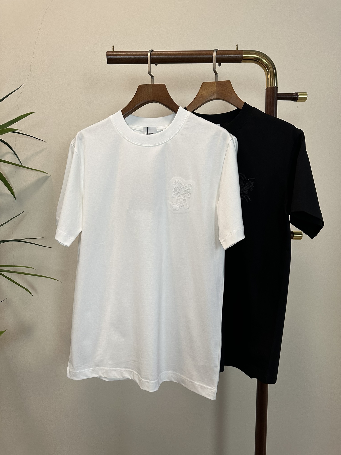 NO:416535,BBR Burberry New Round Neck Short Sleeve T-shirt High-end Version!  Customized fabrics for counters are breathable and comfortable, with impeccable details, and the brand element design concept reflects high quality. The feel is delicate and soft!  It is casually cut, with a great upper body style!  S-XL, burberry, T-shirt,tees, t-shirt,alexander wang19860909BBR 巴宝莉 新款 圆领 短袖 T恤 高端版本！专柜定制面料 透气舒适度高,细节无可挑剔,品牌元素设计理念,体现高品质.手感细腻柔软！呈现休闲裁剪,上身版型超赞！ 码数S- XL,,burberry,T-shirt,tees，t-shirt,alexander wang,Men's clothing