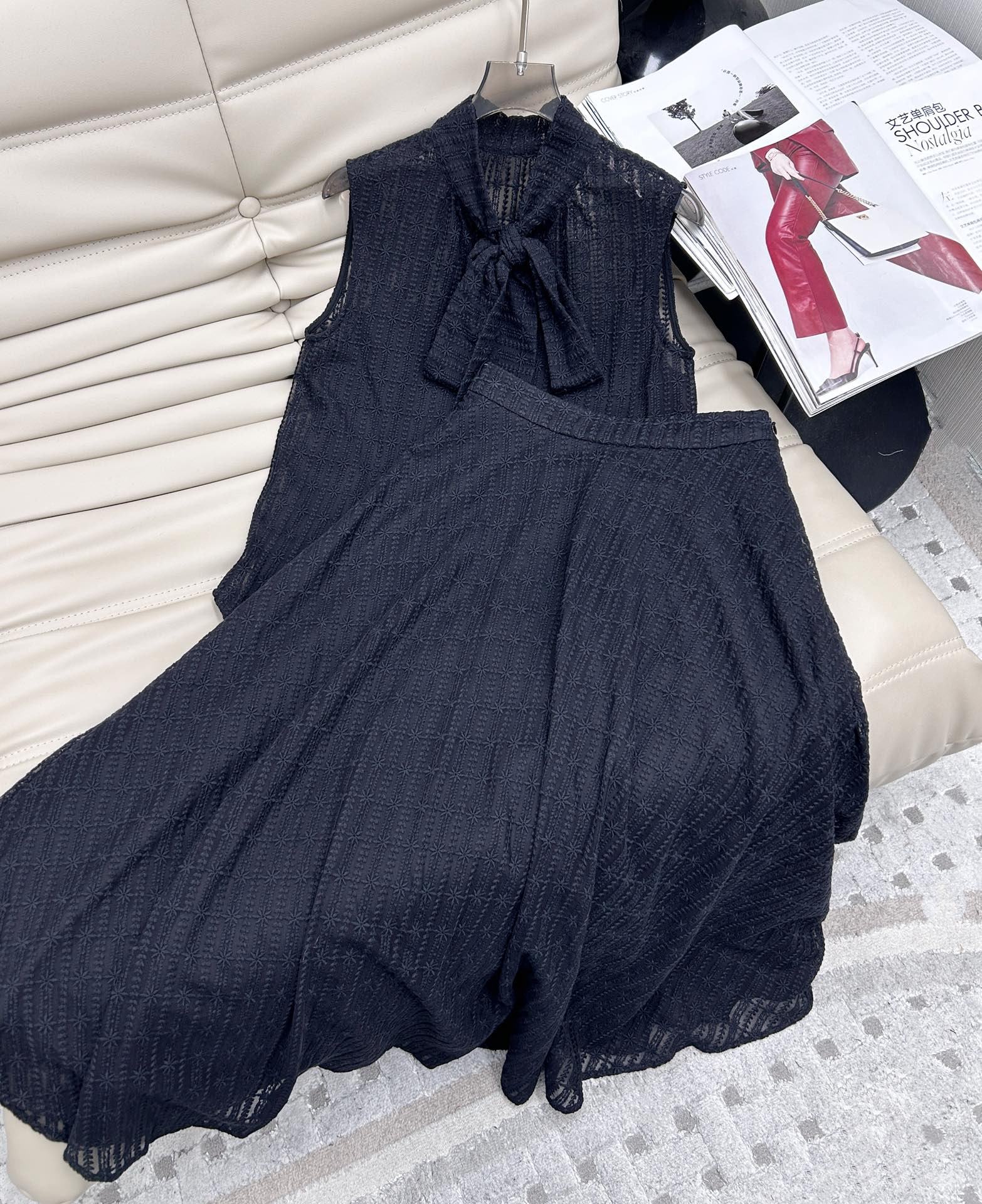 NO:314838,New 25-year new style, elegant jacquard suit, small stand-up collar tied bow sleeveless shirt   mid-length skirt, lace-up bow easily creates an elegant and fashionable atmosphere, stand-up collar sleeveless waist mid-length style, a set of upper body, very elegant and elegant style, custom fabric, first choice for vacation blockbusters, 2 colors, three-code SML, skirts, shirts, alexander wang19860909新25年新款 优雅气质提花套装 小立领系带蝴蝶结无袖衬衫 中长款半裙 系带蝴蝶结轻松营造优雅时髦氛围 立领无袖收腰中长款 一套上身 很显高雅气质永不过时的款式 定制面料 度假大片的首选 2色三码 SML,,skirts,shirts,alexander wang,Women's clothing