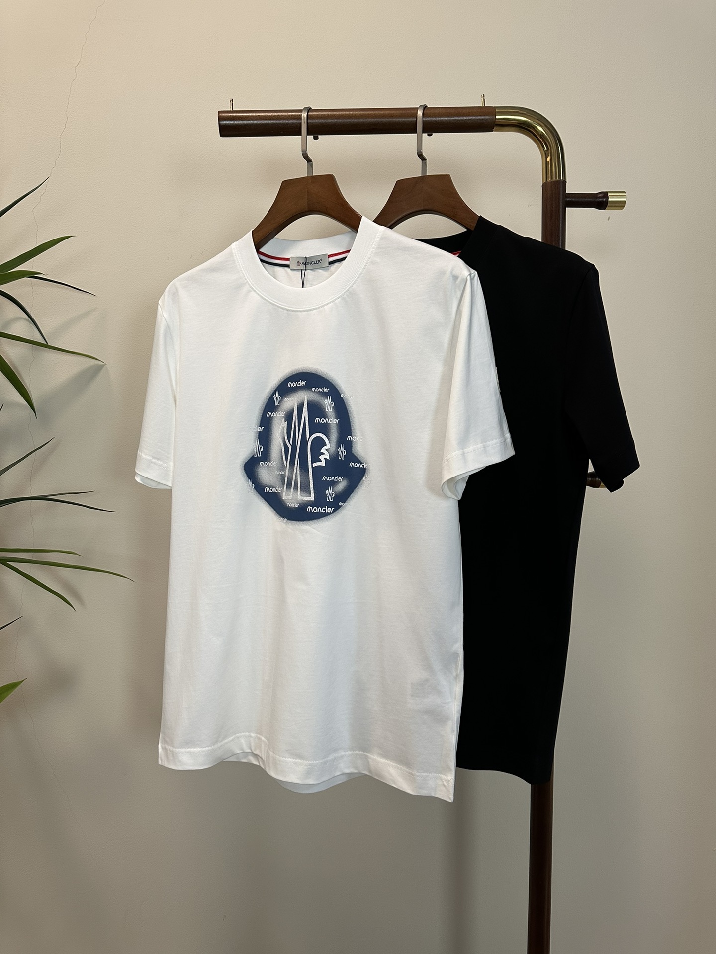 NO:134655,MON masked new round neck short-sleeved T-shirt high-end version!  Customized fabrics for counters are breathable and comfortable, with impeccable details, and the brand element design concept reflects high quality. The feel is delicate and soft!  It is casually cut, with a great upper body style!  S-XL, Moncler, T-shirt,tees, t-shirt,alexander wang19860909MON 蒙口 新款 圆领 短袖 T恤 高端版本！专柜定制面料 透气舒适度高,细节无可挑剔,品牌元素设计理念,体现高品质.手感细腻柔软！呈现休闲裁剪,上身版型超赞！ 码数S- XL,,Moncler,T-shirt,tees，t-shirt,alexander wang,Men's clothing