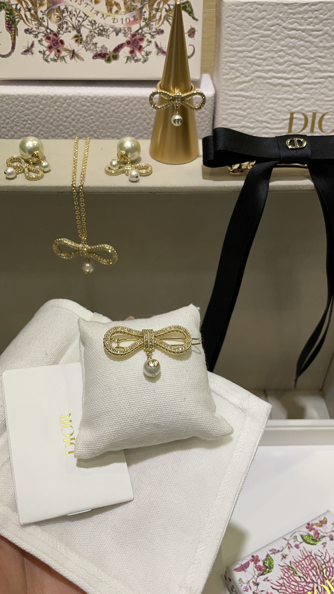 NO:631406,88170, the hairpin arrived today. The latest 25-year-old hollow diamond-encrusted bow CD pearl pendant gold hairpin. The small champagne metal bow has a smooth and natural curvature. It embellishes the hair. It completely feels like a rich girl. Simple, low-key and exquisite embodiment. Extra points for temperament. Consistent brass material. Swarovski Silver Phantom Diamond. Hairpin with packaging box, hairpins, Cartier high-end jewelry.1986090988170,今日到货发夹 25年最新款镂空镶钻蝴蝶结cd珍珠吊坠金色发夹 香槟色金属小蝴蝶结弧度流畅自然 点缀发间 完完全全就是富家女的感觉 简约低调且精致的具象化 气质加分 z一致黄铜材质 施华洛银色魅影钻 发夹带包装盒,,hairpins,卡迪亚高端饰品,Jewelry