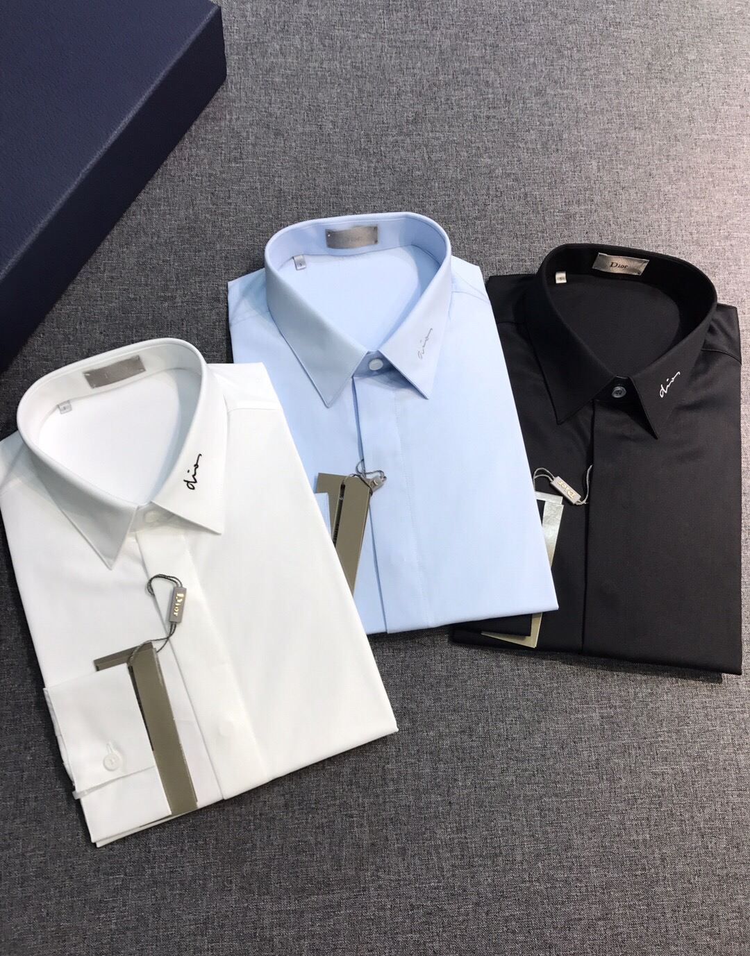 NO:607102,[New product replenishment orders have arrived!  -CD.HOMME family men's fashion casual long-sleeved shirts, imported products from trading companies, new products for early spring in 2025, star-level items with good looks, high-frequency matching styles for advertising albums and fashion magazine shoots!  !  Born out of classics, the signature items that must be released every season are reincarnated every season. What is constantly changing is the subtle elements and details. In the new season, the latest elements are implanted into the collar, presented in the form of gorgeous and exquisite embroidery, and the visual effect is unparalleled, stunning and fashionable. This detailed decoration gives a super high artistic level!  The overall design style of this item continues the consistent tone of the CD family, retaining the purest and natural minimalist line, clean and advanced tailoring, and taking the minimalist aesthetics to the extreme!  The customer selects Turkey's top high-thread-count poplin cotton fabric, which has excellent texture and comfort. It has an extremely delicate touch. The texture and texture reveal a sense of high-end. Every detail is exquisite and tightly fitted. It is made in strict accordance with Italian craftsmanship standards. It is very ingenious. The buttons are natural deep-sea shell buttons. Each one has a unique texture and a great luster!  This shirt is highly mixable and can be used for both commuting and leisure, sophistication and harmony. It has no age limit and can be used to interpret various styling styles. It is a fashionable item with a high degree of control. It can support the entire appearance in the matching season, and the upper body is full of temperament!  It looks great whether worn underneath or on its own!  Size S-XXL S size, shoulder width 45, bust 102, sleeve length 62, clothing length 73,, dior, shirts, alexander wang19860909【新品补单到货啦！-CD.HOMME家族男士时装款休闲长袖衬衫,贸易公司洋行货,25年早春新品,高颜值明星级单品,广告画册及时装杂志拍摄高频率搭配款！！ 因经典而生,每季必出的招牌单品,在每一季轮回,不断变化的在于细微元素及细节,新一季将最新元素植入到领部,以华丽精致的刺绣体形态呈现,视觉效果无敌的惊艳时髦,这一细节装饰赋予了超高的艺术水准！ 该款单品整体的设计风格延续了CD家族一贯的基调,保留最纯粹且自然的极简路线,干净且高级剪裁,将极简主义美学发挥到极致！ 客供甄选土耳其顶级高支数府绸纯棉面料,质感与舒适度绝佳,触感极为细腻,肌理纹路透着高级感,细节处处精致考究,严丝合缝,严格按照意大利工艺标准制作,非常匠心,纽扣为天然深海贝壳扣,每粒都有着独一无二的纹路,光泽感极好！ 混搭性极高的一款衬衫,通勤亦休闲,亦庄亦谐,无年龄层次限定,可以诠释各种造型风格,属于驾驭度极高的时髦单品,在搭配季可以撑起整个颜值担当,上身满满的气质感！无论内搭还是单穿都非常出彩！尺码S-XXL S码 肩宽45 胸围102 袖长62 衣长73,,dior,shirts,alexander wang,Men's clothing