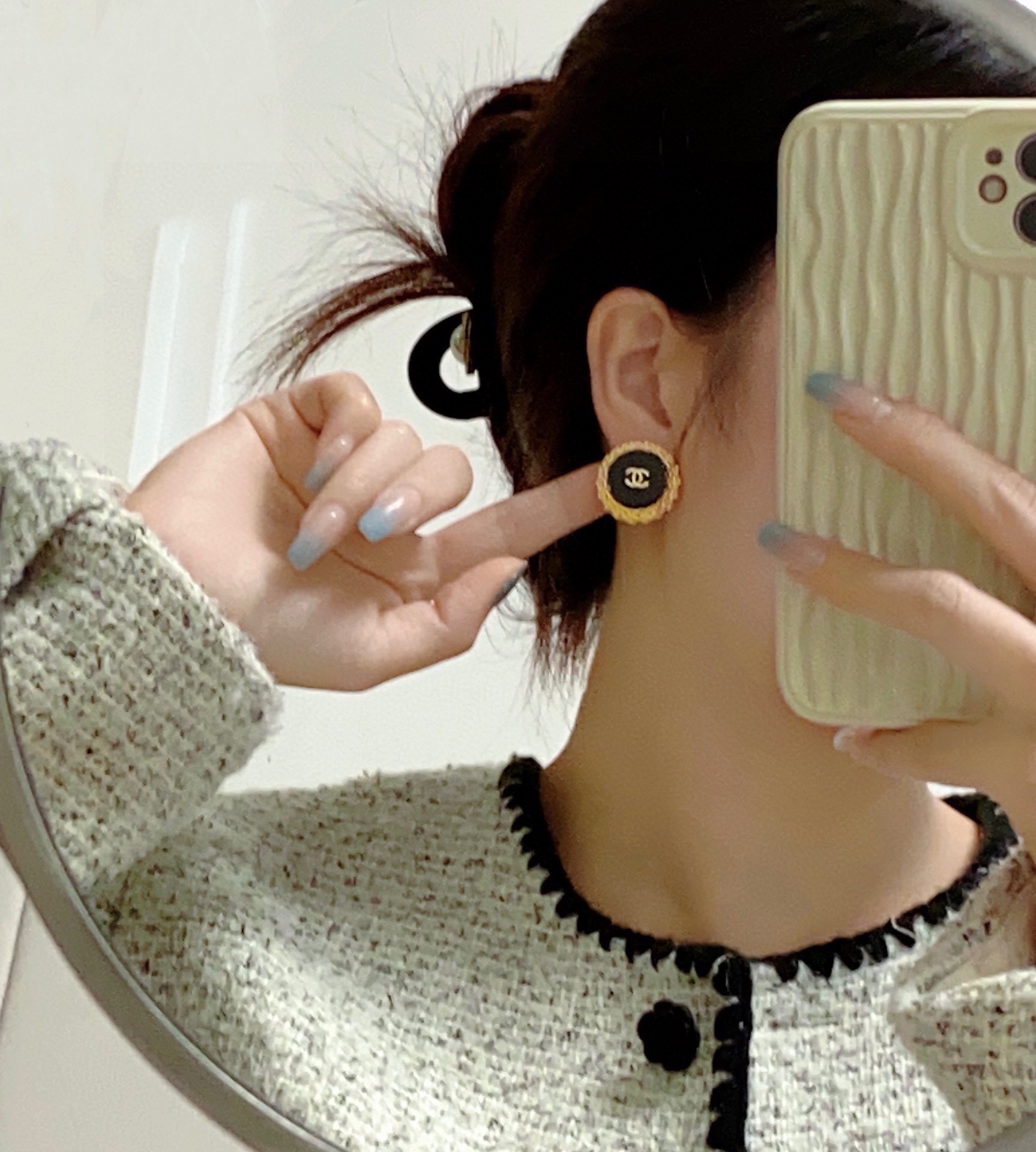 NO:112546,Ear clips CHANEl Xiaoxiangfeng Earrings without piercing ears Chanel ear clips Earrings Big brand Xiang Grandma This brand is absolutely omniscient among fashionable women. The original logo prints are all aware of its classics and three-dimensionality. Super good and sought-after brass material. 9.25 silver needles can also be worn for piercing ears. Elements, chanel, chanel, earrings19860909耳夹CHANEl小香风不用打耳洞的耳环香奈儿耳夹耳环大牌香奶奶这个品牌在时尚女性当中绝对无所不知原版logo字印都知道它的经典与岁月立体感超强 超好超抢手 黄铜材质 9.25银针打耳洞的也可以佩戴,饰品精品,chanel,chanel,earrings,Jewelry