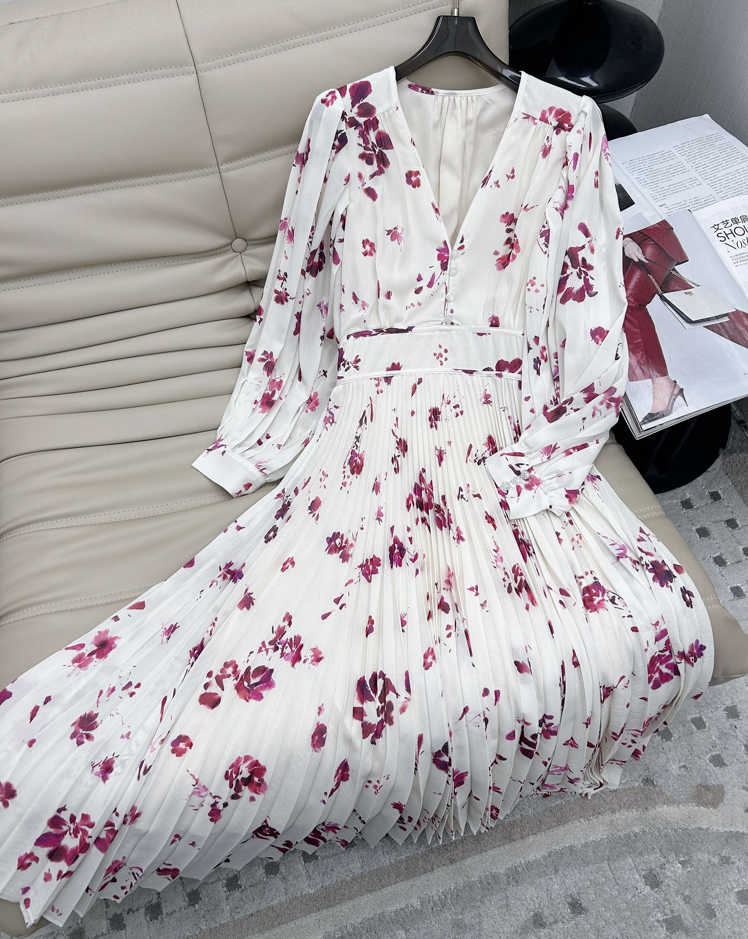 NO:316667,New product recommendation for 25 years Floral printed V-neck dress Just right breast shape V-neck shape, modify the face and neck lines, invisible zipper opening and closing on the side, waist-closing cut, showing the waist curve, multi-section shrinking and splicing on the hem, elegant and elegant walking... SML.,,skirts,alexander wang19860909新品推荐25年 花卉印花V领连衣裙 恰到好处的胸型 V 字领型,修饰脸部与颈部线条, 侧边隐形拉链开合、 收腰剪裁,展现腰部曲线 下摆多节缩褶拼接、行走飘逸优雅… 码数SML.,,skirts,alexander wang,Women's clothing