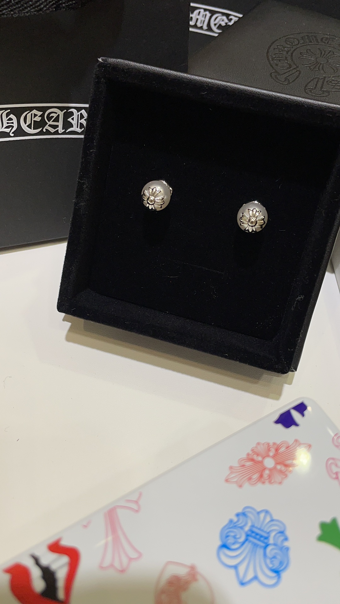 NO:635724,88160, Earrings mikimoto Chrome Hearts co-branded white gold cross pearl earrings Pearl x Chrome Hearts look surprisingly good together Simple and exquisite Daily wear is cool and elegant Eco-friendly copper plated 18k white gold Customized pearls Non-real beads Earrings Studs and Earrings Straps Full set of packaging, chrome hearts, earrings, Cardia high-end jewelry1986090988160,耳钉 mikimoto 克罗心联名款 白金色十字架珍珠耳钉 珍珠x克罗心 搭配起来意外的好看 简简单单的很精致 日常佩戴又酷又优雅 环保铜镀18k白金定制珍珠 非真珠 耳钉耳环带 全套包装,,chrome hearts,earrings,卡迪亚高端饰品,Jewelry