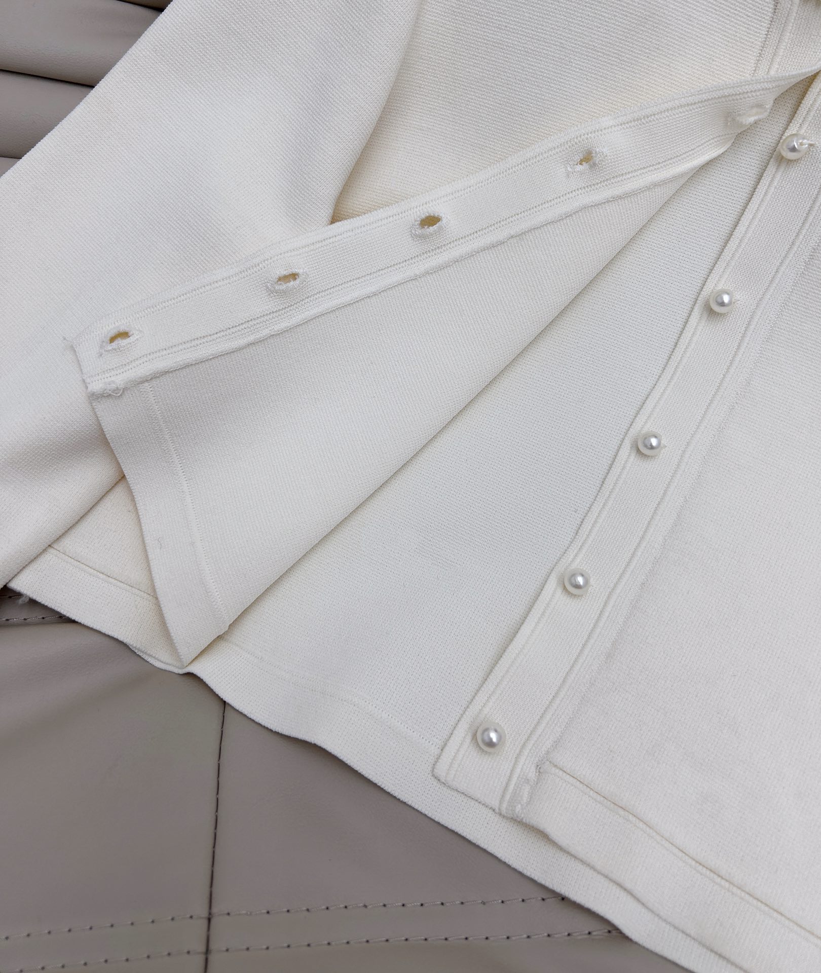 📣上新原单高端品 25年最新系列！重工镶珍珠长袖针织开衫！进口纱线舒适手感超赞 经典版型慵懒风随性大气！