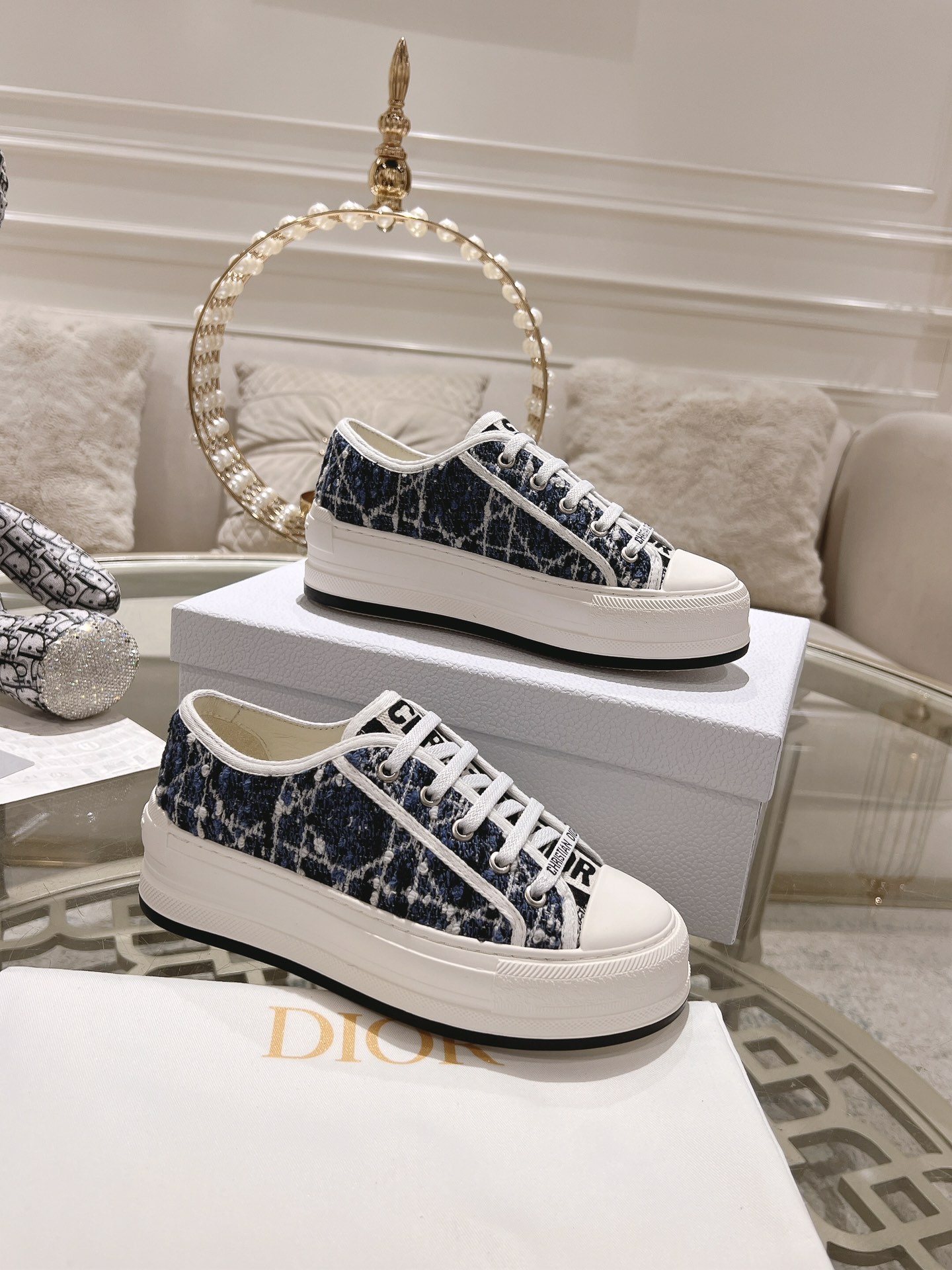 NO:230323,Top version Dio*r Spring and Summer latest oblique classic embroidered thick sole Jin Jisoo's same style as many internet celebrities plant grass, it is hard to find a shoe in the counter. Classic colors and thick sole increase height by 5cm. The original mold open-sol perfect replica 35-42 (34 41 42 customized), casual shoes/sports shoes, dior, sneakers19860909顶级版 Dio*r春夏最新 oblique 经典刺绣厚底 金智秀同款超多网红明星种草 专柜一鞋难求 经典花色配上厚底增高5cm 原版开模大底完美复刻 35—42（34 41 42 定做）,休闲鞋/运动鞋,dior,sneakers,Women's Shoes