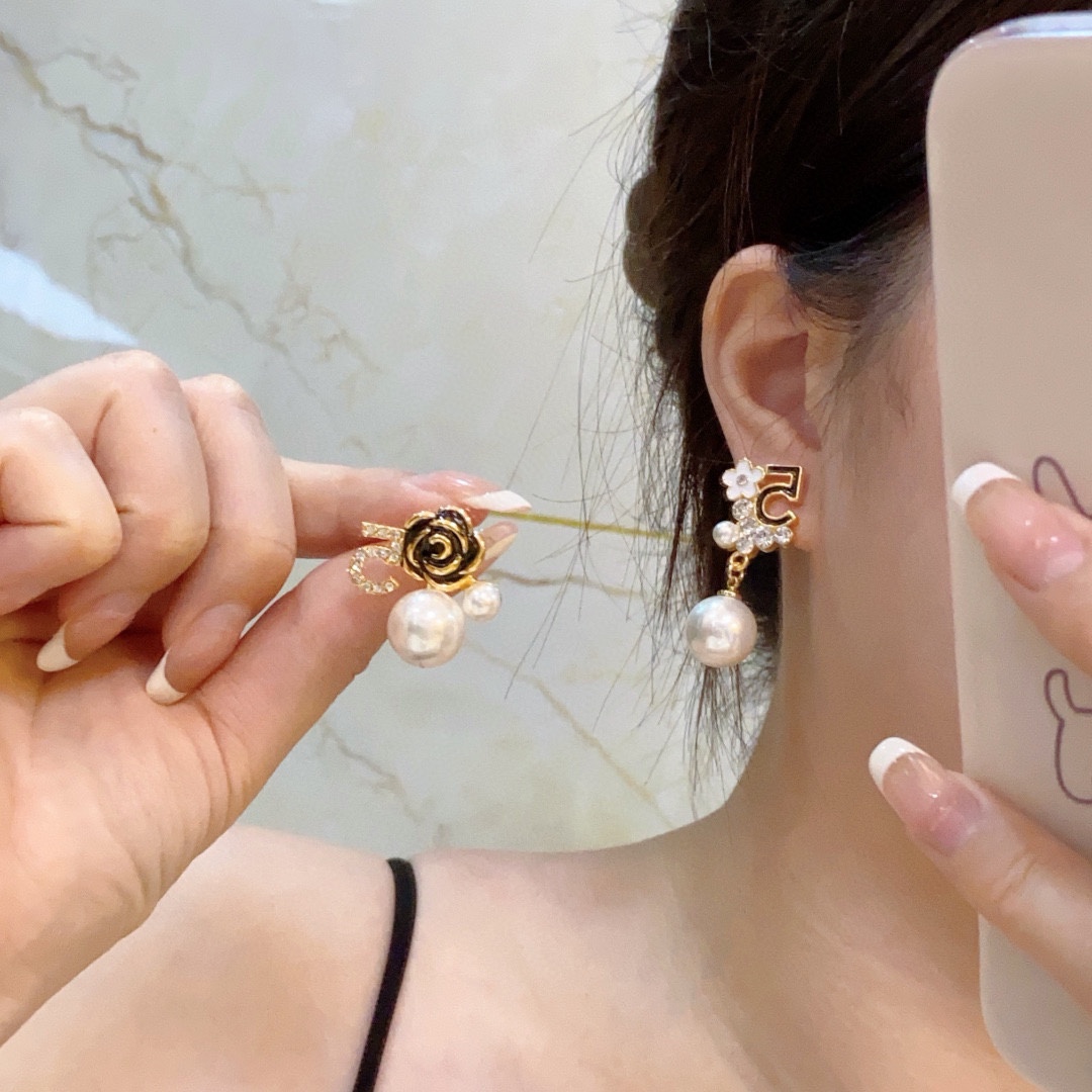 NO:112567,New high-end Chanel Xiaoxiang Double C Simple Camellia Black Pearl Diamond AB Earrings Ear Hooks Earrings This earrings are really super beautiful, looking simple in design but wearing them well, even small earlobes like me are very okzp Earrings are super elegant and suitable for all occasions, jewelry quality, chanel, earrings19860909新款上市高端Chanel 小香双C简约山茶花黑色珍珠钻AB款耳钉耳钩耳坠这款耳环真的超级美看着设计简单但是佩戴效果好看到爆就连我这种小耳垂的也很okzp上耳超气质优雅适合各种场合,饰品精品,chanel,earrings,Jewelry