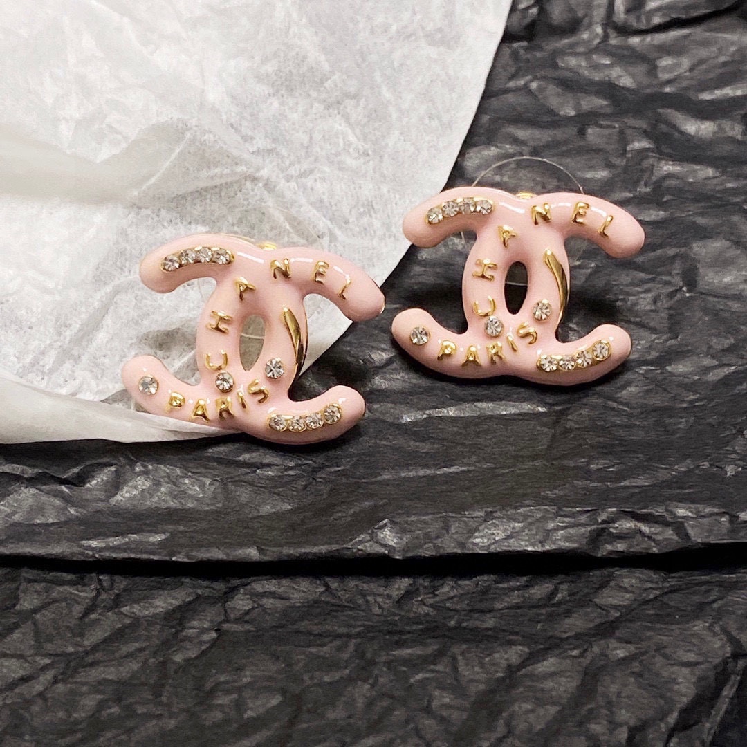 NO:112572,New Xiaoxiang Chanel pink diamond-inlaid earrings, hot-selling models, synchronous counter, exquisite workmanship, heavy industry version, super fairy-like, super careful, no loopholes, comparable to zp, you can make money by buying, earrings can be worn all year round, jewelry quality, chanel, earrings19860909新款小香chanel粉色镶钻耳钉 热销款 同步专柜 做工精致细腻 重工版本 超级仙女唯美的一款 超级细心无漏洞 媲美zp 买到就是赚到 耳环一年四季都可佩戴,饰品精品,chanel,earrings,Jewelry