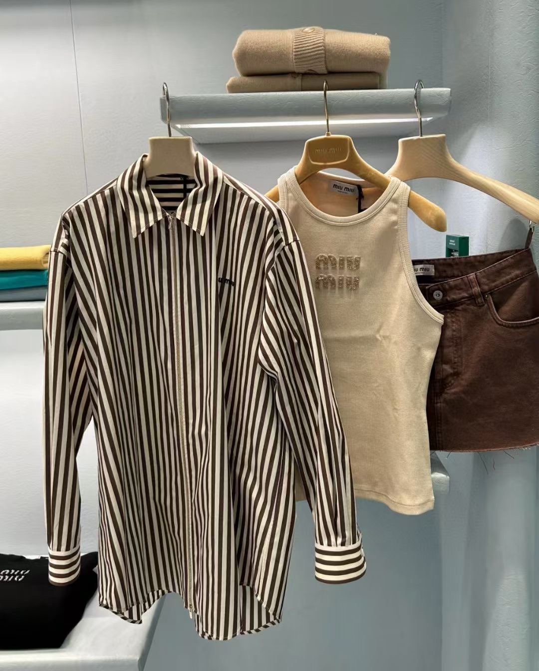 NO:313503,Miumi* Gray and black 25Ss early spring Miao style outfit, embroidered logo vertical striped zipper loose shirt. Original development!  High-end production!  Double zipper head design, sweet and salty layered item!  Loose and versatile style is not picky!  Custom imported pure cotton fabric!  Workmanship quality depends on details. Spot SML, miumiu,shirts,alexander wang19860909Miumi* 灰色黑色两色 25Ss早春缪系穿搭 刺绣logo竖条纹拉链宽松衬衫.原版开发！高版出品！双拉链头设计,可甜可盐气质叠穿单品！宽松版型百搭不挑人！定制进口纯棉面料！做工品质看细节.现货 SML,,miumiu,shirts,alexander wang,Women's clothing