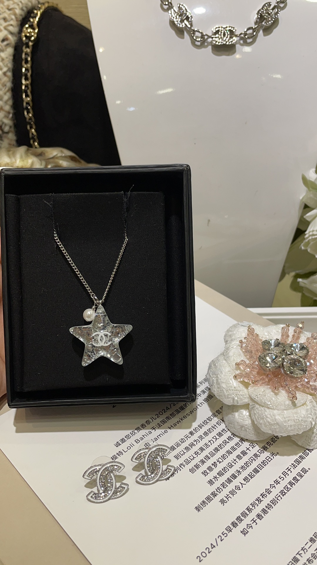 NO:632145,88180, Today’s new product can be worn on both sides, 25C new white enamel double C acrylic star necklace sweater chain, silver sequins, transparent resin five-pointed star, super shiny, no need to worry about losing diamonds, very refreshing color matching, salty or sweet, effortless sophistication, super versatile, consistent brass material, customized pearls, top version, sweaters, necklace, Cardia high-end jewelry1986090988180,今日新品双面可佩戴 25C新款白色珐琅双C亚克力星星项链毛衣链 银色亮片透明树脂五角星 超级闪 完全不担心掉钻 很清爽的配色 可盐可甜不费力的精致感 超级百搭 z一致黄铜材质 定制珍珠 顶级版本,,sweaters,necklace,卡迪亚高端饰品,Jewelry