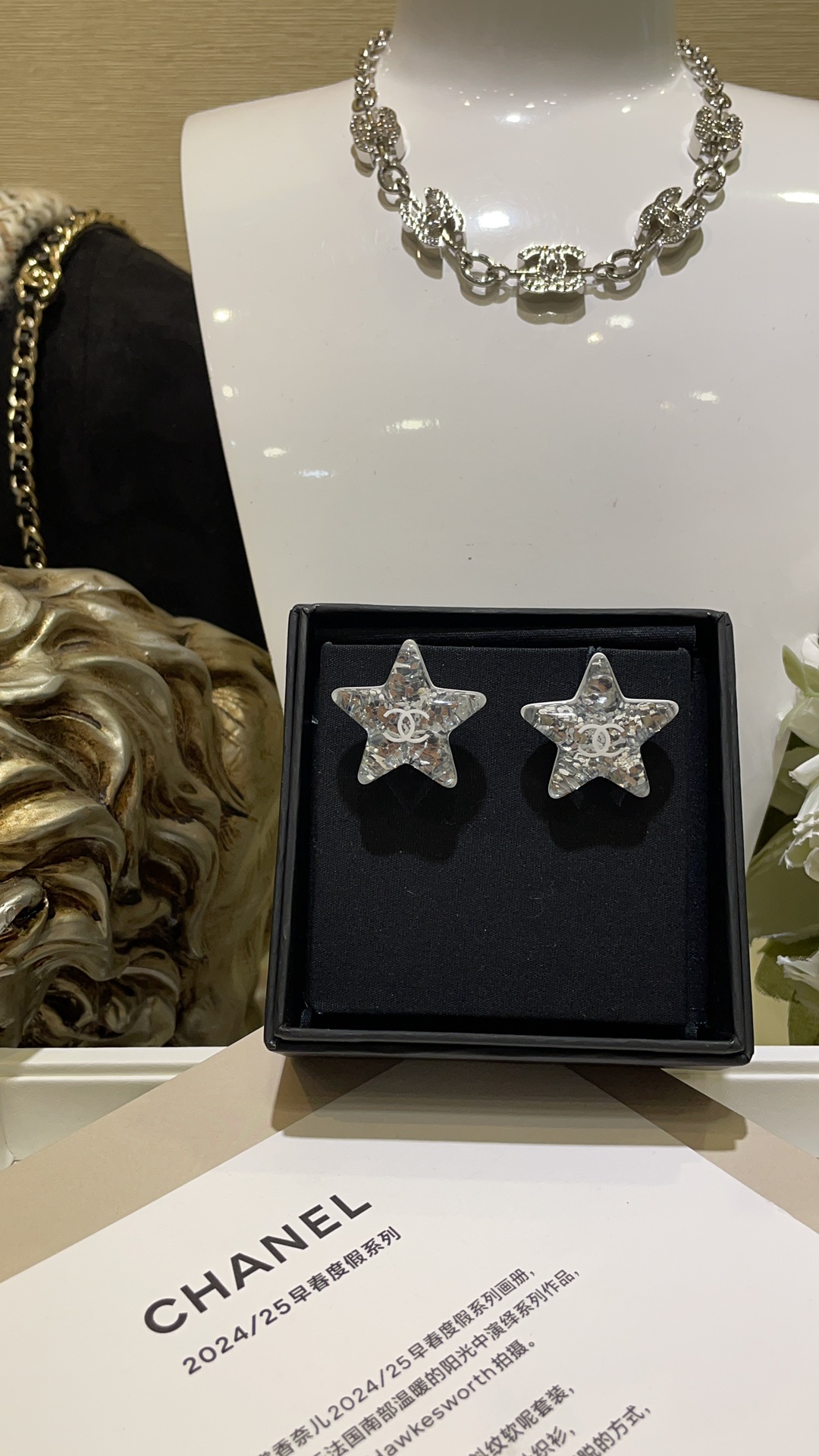 NO:631427,88200, new product purchased today yb 25C new white enamel double C acrylic star earrings, silver sequins transparent resin five-pointed star, super shiny, no need to worry about losing diamonds, very refreshing color combination, can be salty or sweet, effortless sophistication, super versatile, exclusively purchased from yb, brass material, top version, baby's breath earrings with picture box, Cardia high-end jewelry1986090988200,今日新品购入yb 25C新款白色珐琅双C亚克力星星耳钉 银色亮片透明树脂五角星 超级闪 完全不担心掉钻 很清爽的配色 可盐可甜不费力的精致感 超级百搭 独家购入yb 黄铜材质 顶级版本 满天星耳钉带图片包装盒,,卡迪亚高端饰品,Jewelry