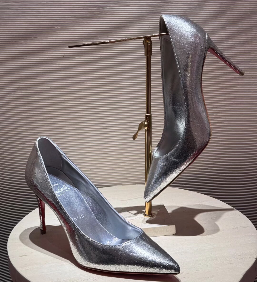 NO:100472,High-end customization 2025 spring and summer classic series!  H8.5Cm, size 34-42. . Genuine leather sole. 9039-001 silver crack cowhide, silver sheepskin. Customized model, no return or exchange. No:9039-001 Color:silver/silver Material:cowhide Lining:goat leather Heel height:8.5Cm Sole:leather sole Size:EUR 34-42 (US 4-11):,,louis vuitton,cowhide,sheepskin,Leather soles19860909高端订制 2025春夏精典款系列！ H8.5Cm,尺码34-42码. .真皮大底.9039-001银小裂纹牛皮,银色羊皮里.订制款,不退不换. No:9039-001 Color:silver/silver Material:cowhide Lining:goat leather Heel heigh:8.5Cm Sole:leather sole Size:EUR 34－42（US 4一11) :,,louis vuitton,cowhide,sheepskin,Leather soles,Women's Shoes