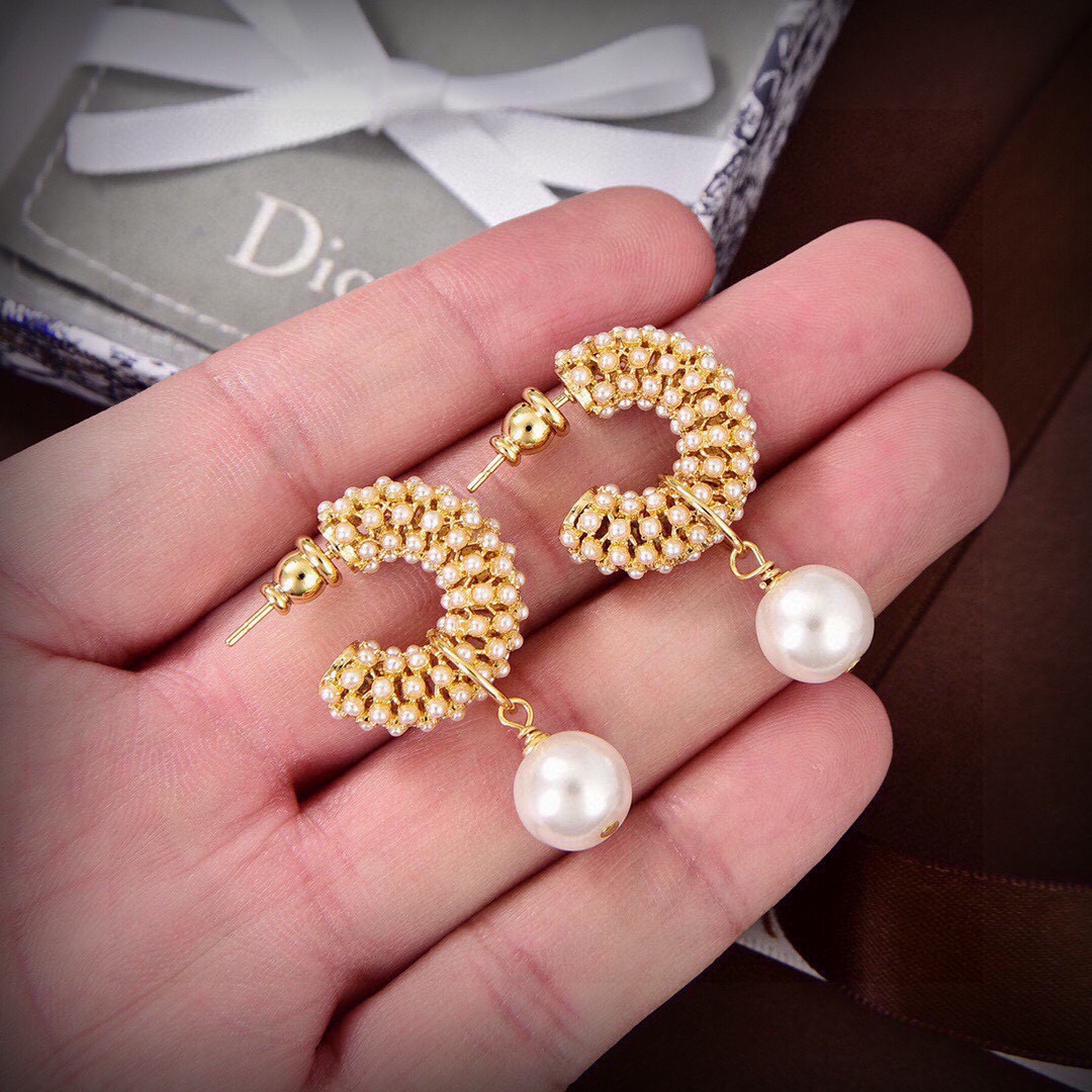 ❤️迪奥 新款👼一线大牌都爱的Dior·迪奥 新品字母耳环 金属质感逆袭版字母潮范儿抢风头  完全胜任现