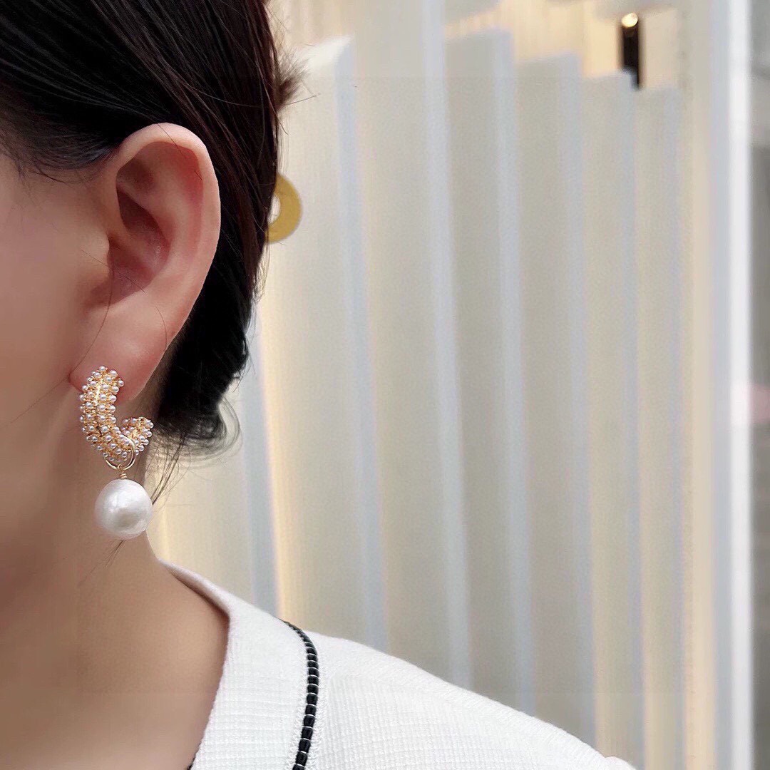 ❤️迪奥 新款👼一线大牌都爱的Dior·迪奥 新品字母耳环 金属质感逆袭版字母潮范儿抢风头  完全胜任现