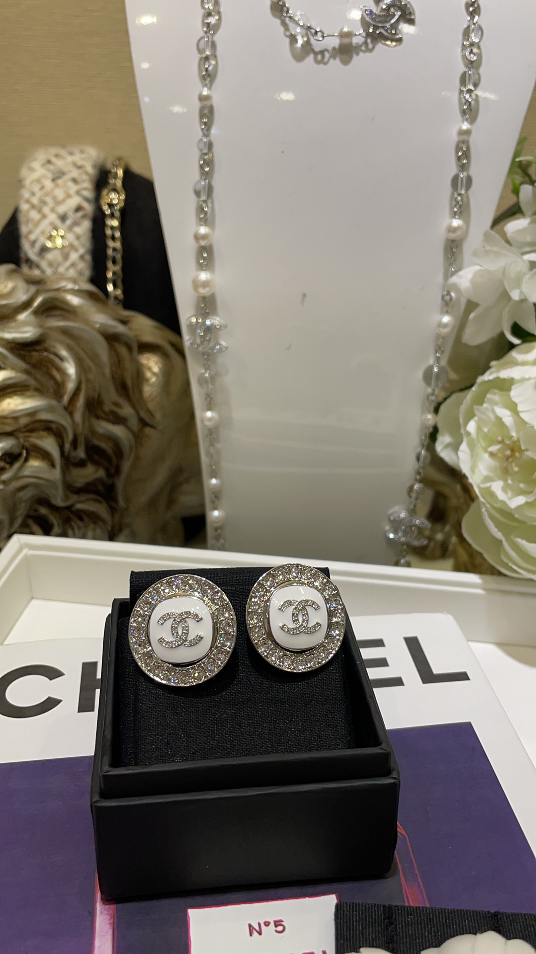 NO:631612,88200. Today’s new product Swarovski diamond version 25C new full diamond double C white enamel silver button round earrings Full diamond double C embellished with white enamel silver metal small buttons Cute and cute with a full circle of sparkling diamonds Very refreshing and simple design Super suitable for daily wear z consistent brass material Swarovski diamond top version, Cardia high-end jewelry1986090988200.今日新品施华洛钻版本 25C新款满钻双C白色珐琅银色纽扣圆形耳钉 满钻双C点缀白色珐琅银色金属小纽扣 外镶一整圈闪钻可可爱爱 非常清爽简单的设计 超级适合日常佩戴 z一致黄铜材质 施华洛钻 顶级版本,,卡迪亚高端饰品,Jewelry