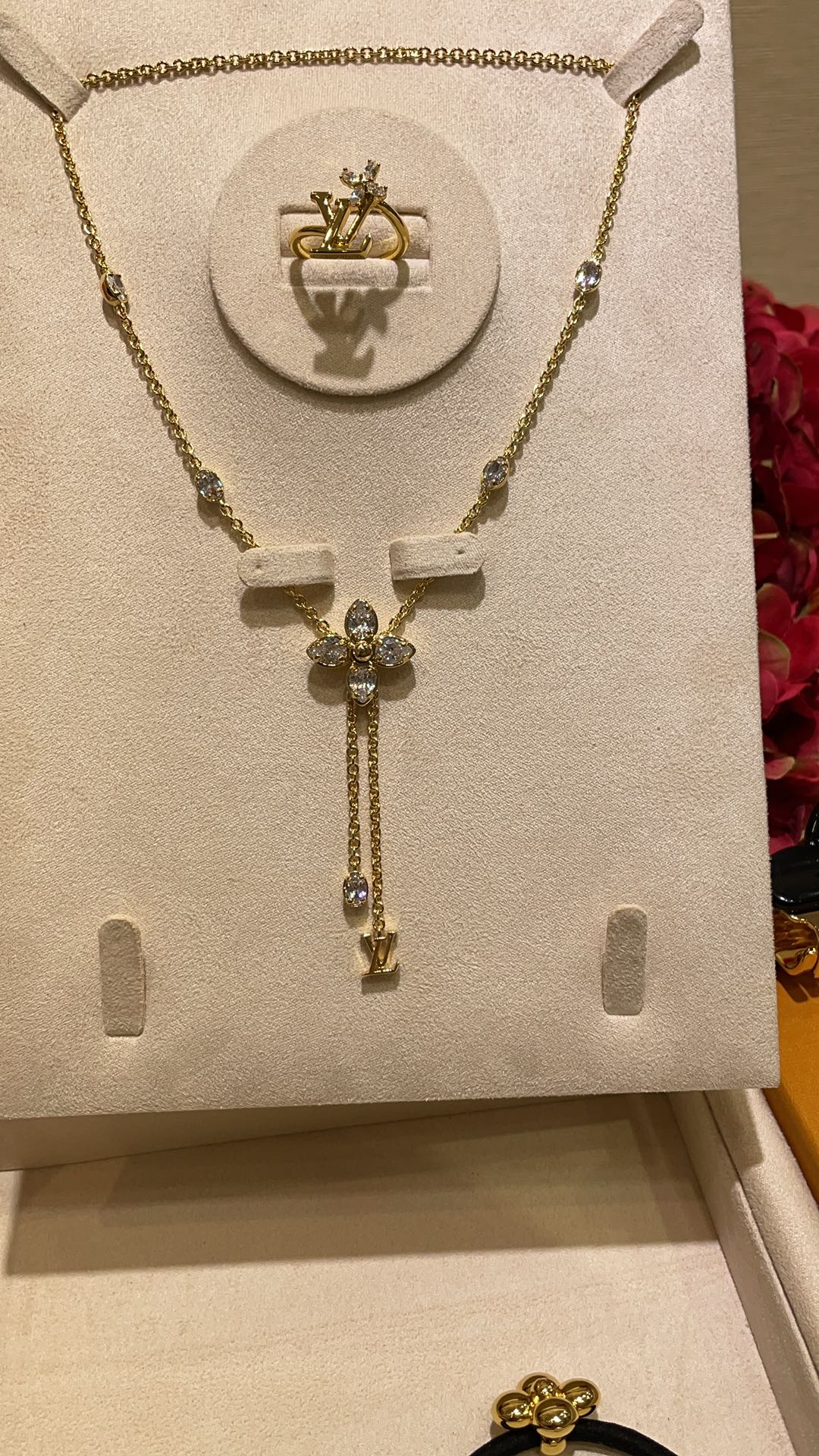 NO:631437,88240, I bought new products today from yb. The new full diamond flower small chain tassel gold necklace. The classic crystal flower logo is very recognizable. The double pendants with oval rhinestone letters are super sweet and elegant. The upper body is gentle and elegant. The noble value is directly increased. Purchased from yb. Customized. Consistent brass material. 5A zircon, necklace, Cartier high-end jewelry.1986090988240,今日新品购入yb  新款满钻花卉小链条流苏金色项链 经典水晶小花朵标志极具辨识度 椭圆水钻字母的双吊坠超甜超气质 上身温柔又气质 贵气值直接拉满 购入yb定制 一致黄铜材质 5A锆石,,necklace,卡迪亚高端饰品,Jewelry