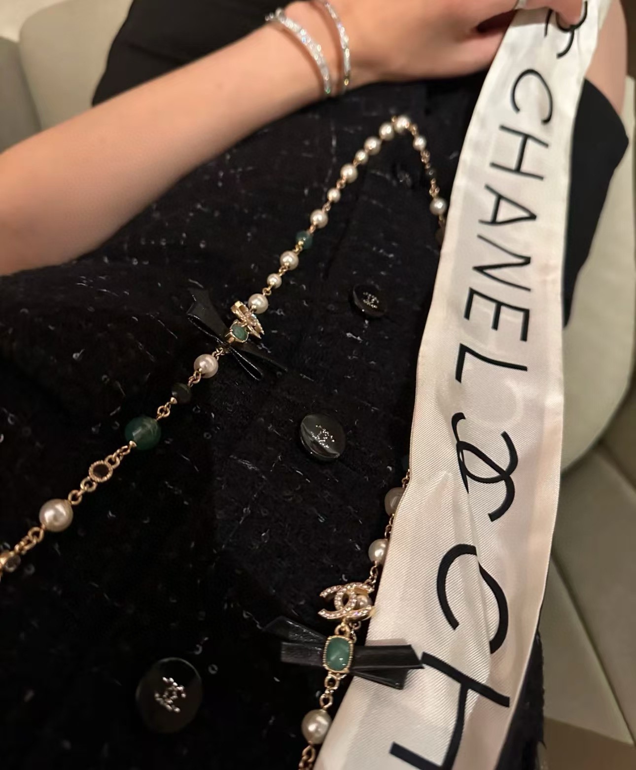 NO:631431,88360 Today's new product top version 24A new full diamond double C green square gem black bow pearl sweater chain. The green gem leather bow is so beautiful. The chain with pearls and colorful beads is super beautiful. It is gorgeous and noble and has a retro vintage texture. Z version customization. Brass material, Swarovski diamonds, lambskin, sweaters, sheepskin, Cardia high-end jewelry.1986090988360今日新品顶级版本 24A新款满钻双C绿色方块宝石黑色蝴蝶结珍珠毛衣链 绿色宝石皮质蝴蝶结美得太突出啦 珍珠搭配彩色珠子的链条颜值超高 华丽贵气非常有复古vintage质感 z版定制 黄铜材质 施华洛钻 小羊皮,,sweaters,sheepskin,卡迪亚高端饰品,Jewelry