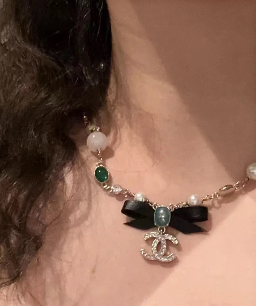 NO:631421,88240, the top version of today's new products 24A new full diamond double C green square gemstone black bow pearl necklace. The green gem leather bow is so beautiful. The pearl chain is matched with colorful gemstone beads. It is very beautiful. It is gorgeous and noble and has a retro vintage texture. Z version customization. Brass material, Swarovski diamonds, lambskin, necklace with packaging box, necklace, sheepskin, Cartier high-end jewelry1986090988240,今日新品顶级版本 24A新款满钻双C绿色方块宝石黑色蝴蝶结珍珠项链 绿色宝石皮质蝴蝶结美得太突出啦 珍珠链条搭配彩色宝石珠子 颜值超高 华丽贵气非常有复古vintage质感 z版定制 黄铜材质 施华洛钻 小羊皮 项链带包装盒,,necklace,sheepskin,卡迪亚高端饰品,Jewelry