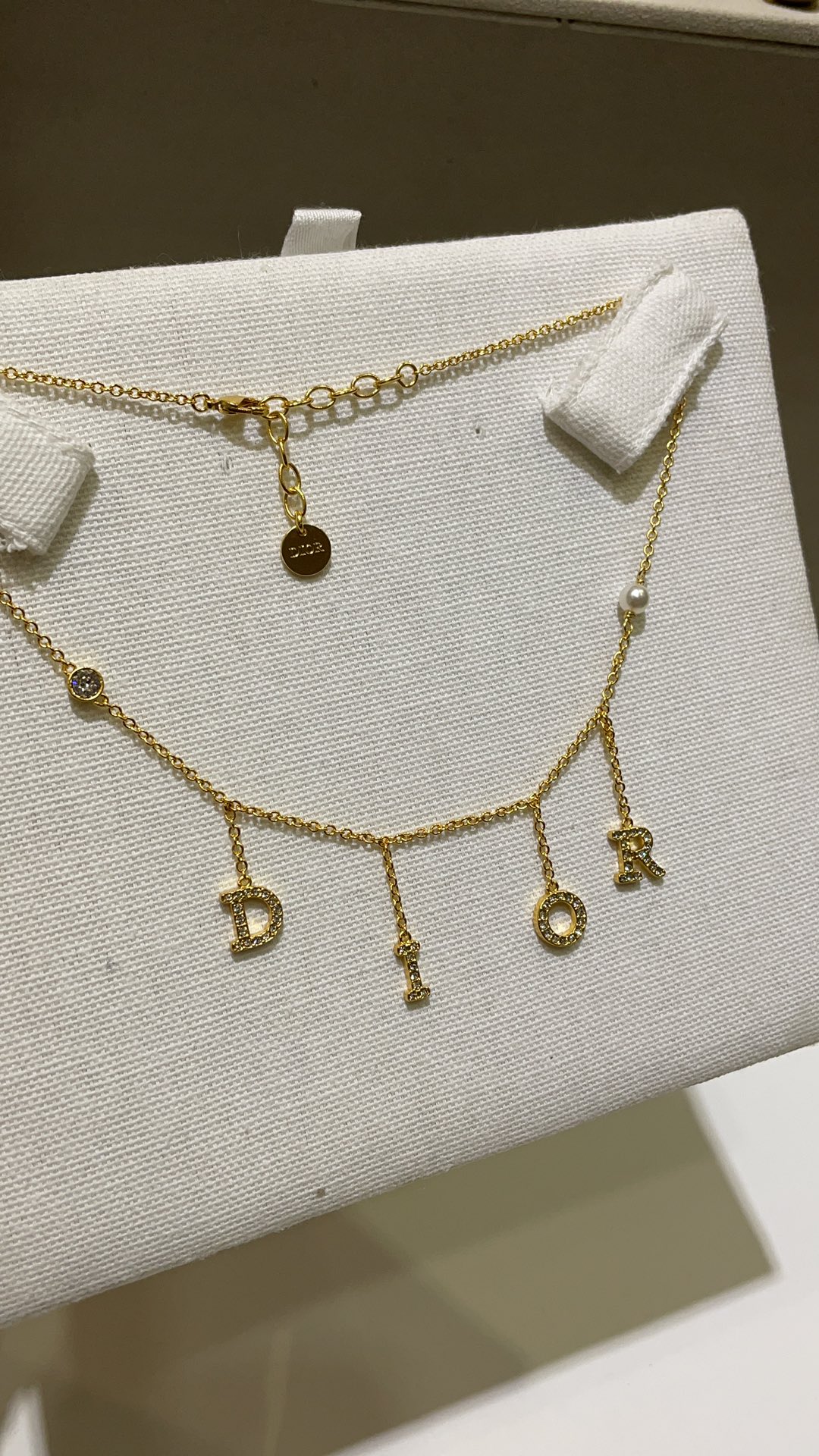 NO:631402,88200 Today's new necklace New gold full diamond letter pendant tassel necklace The gold full diamond letter pendant is very recognizable. Simple and simple. The details show nobility and elegance. Customized z version. Brass material. Swarovski silver phantom diamond. Necklace with packaging box, necklace, Cartier high-end jewelry.1986090988200今日新品项链 新款金色满钻字母吊坠流苏项链 金色满钻字母小吊坠很有辨识度 简简单单 细节处尽显贵气优雅 z版定制 黄铜材质 施华洛银色魅影钻 项链带包装盒,,necklace,卡迪亚高端饰品,Jewelry