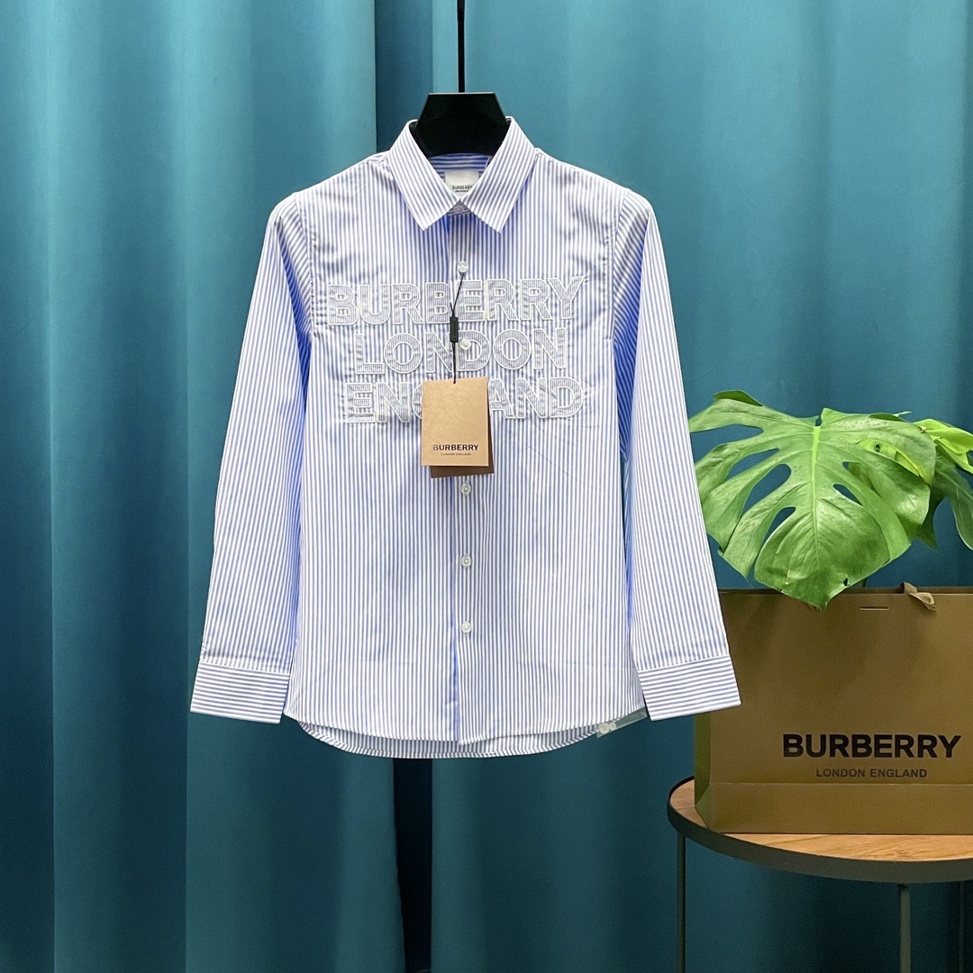 P140 Burberry➡️Camisa Burberry rayas azul. El patrón de la camisa está ajustado con la versión original. Equipos de cos…