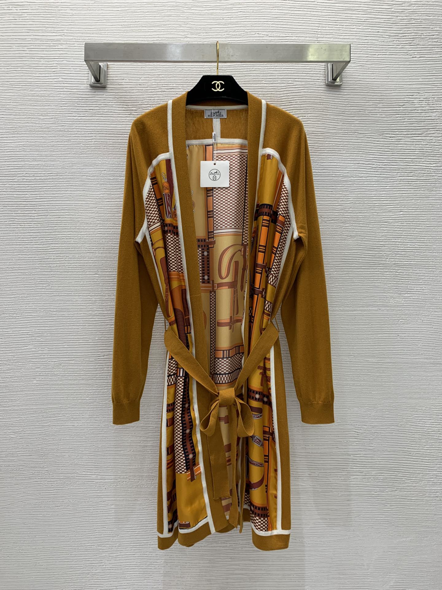 NO:314894,Model number G25021174 Hermè* new high-end custom fabric 19 Mmi silk twill spliced ​​wool tin silk blend knitted fabric, fashionable abstract pattern printed without button placket shawl-style long cardigan, home style long-sleeved waistcoat dress with belt!  Brown yellow, black, (M size bust 116, rotator sleeve 73, 98 length), hermes, skirts, real silk, shawls, alexander wang19860909款号G25021174 Hermè*新款 高端定制面料19姆米真丝斜纹绸拼接羊毛天丝混纺针织面料、时尚抽象图案印花无扣门襟披肩式长款开衫、居家风长袖束腰连衣裙配有腰带！棕黄色、黑色、（M码胸围116,连肩袖73,衣长98）,,hermes,skirts,real silk,shawls,alexander wang,Women's clothing