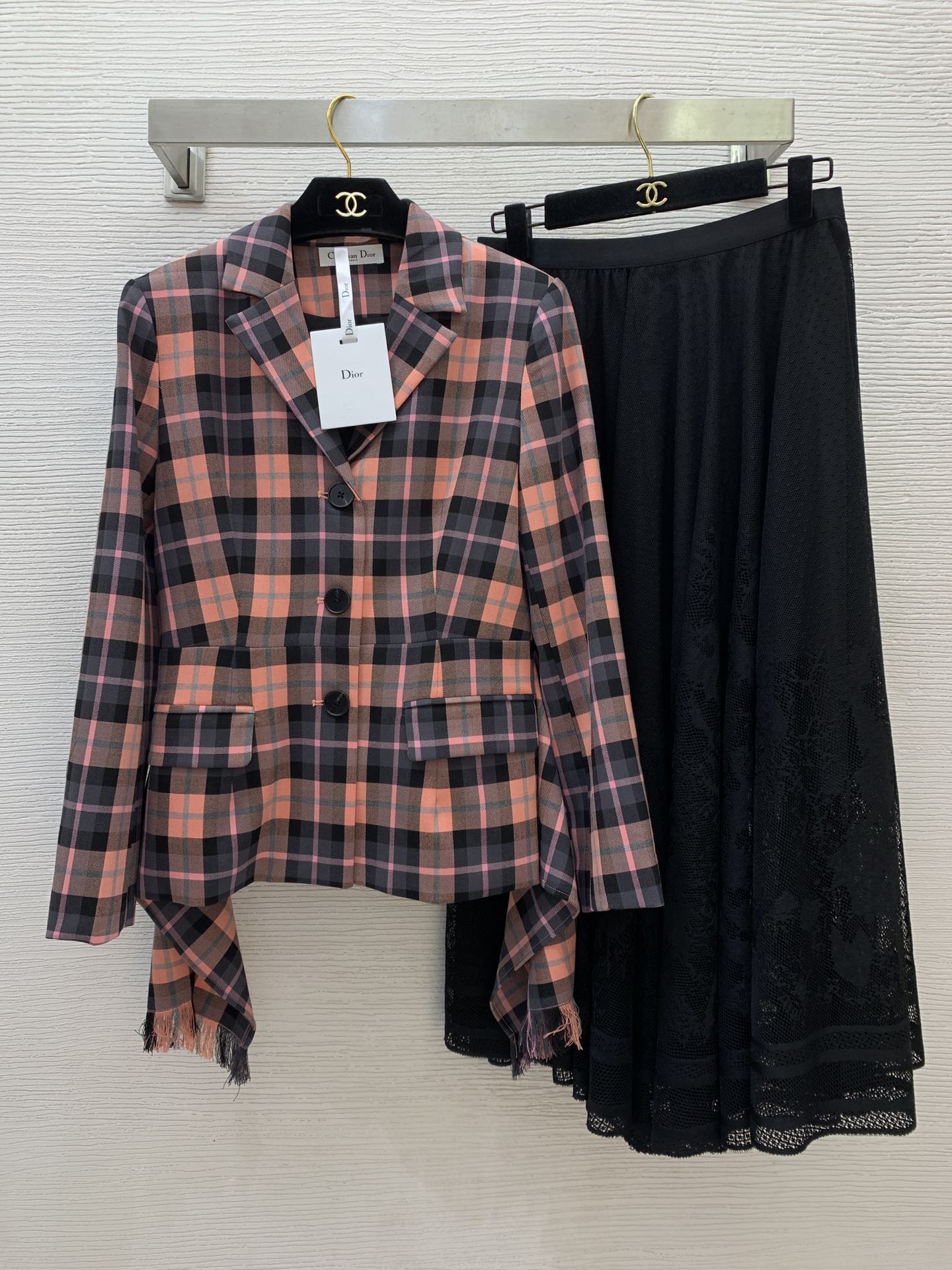 NO:313418,Model number G25020785 Dio* Early Spring New Temperature Commuter Fashion Set!  Contrast color checked personalized streamer design slim fit and slim small lapel suit jacket mesh hollow perspective large long skirt!  Pink, green, (M size bust 92, sleeve length 58, clothing length 60; waist 70 elastic, skirt length 82), dior, skirt 8, jackets & coats, business suit, alexander wang19860909款号G25020785 Dio*早春新款气质通勤时尚套装！撞色格纹个性飘带设计修身显瘦小翻领西装外套网纱镂空透视大摆长款半身裙！粉色、绿色、（M码胸围92,袖长58,衣长60；腰围70松紧,裙长82）,,dior,skirts,jackets & coats,business suit,alexander wang,Women's clothing