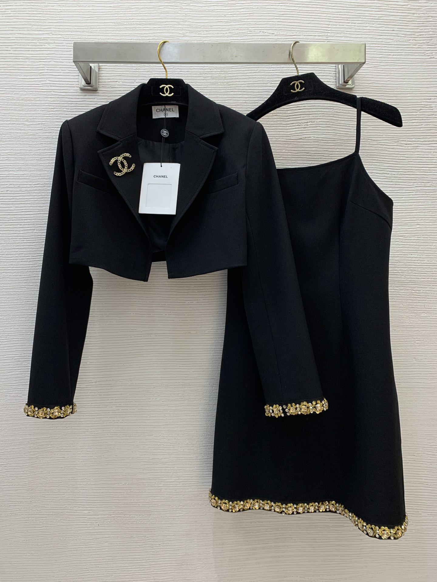 NO:313501,Model number G25020897 Chane* new high-end custom heavy industry diamond bead decoration two-piece set!  A short blazer top with no button-off placket lapel (with brooch) slim-fitting suspender dress!  Black, (M size bust 82~86, waist 74, skirt length 73 does not include shoulder straps; jacket bust 90, sleeve length 56, clothing length 35), chanel, skirts, jackets & coats, business suit, brooch, breastpin, alexander wang19860909款号G25020897 Chane*新款高端定制重工镶钻钉珠装饰两件套装！无扣门襟翻领短款西装外套上衣（配胸针）修身显瘦吊带连衣裙！黑色,（M码胸围82～86,腰围74,裙长73不含肩带；外套胸围90,袖长56,衣长35）,,chanel,skirts,jackets & coats,business suit,brooch，breastpin,alexander wang,Women's clothing