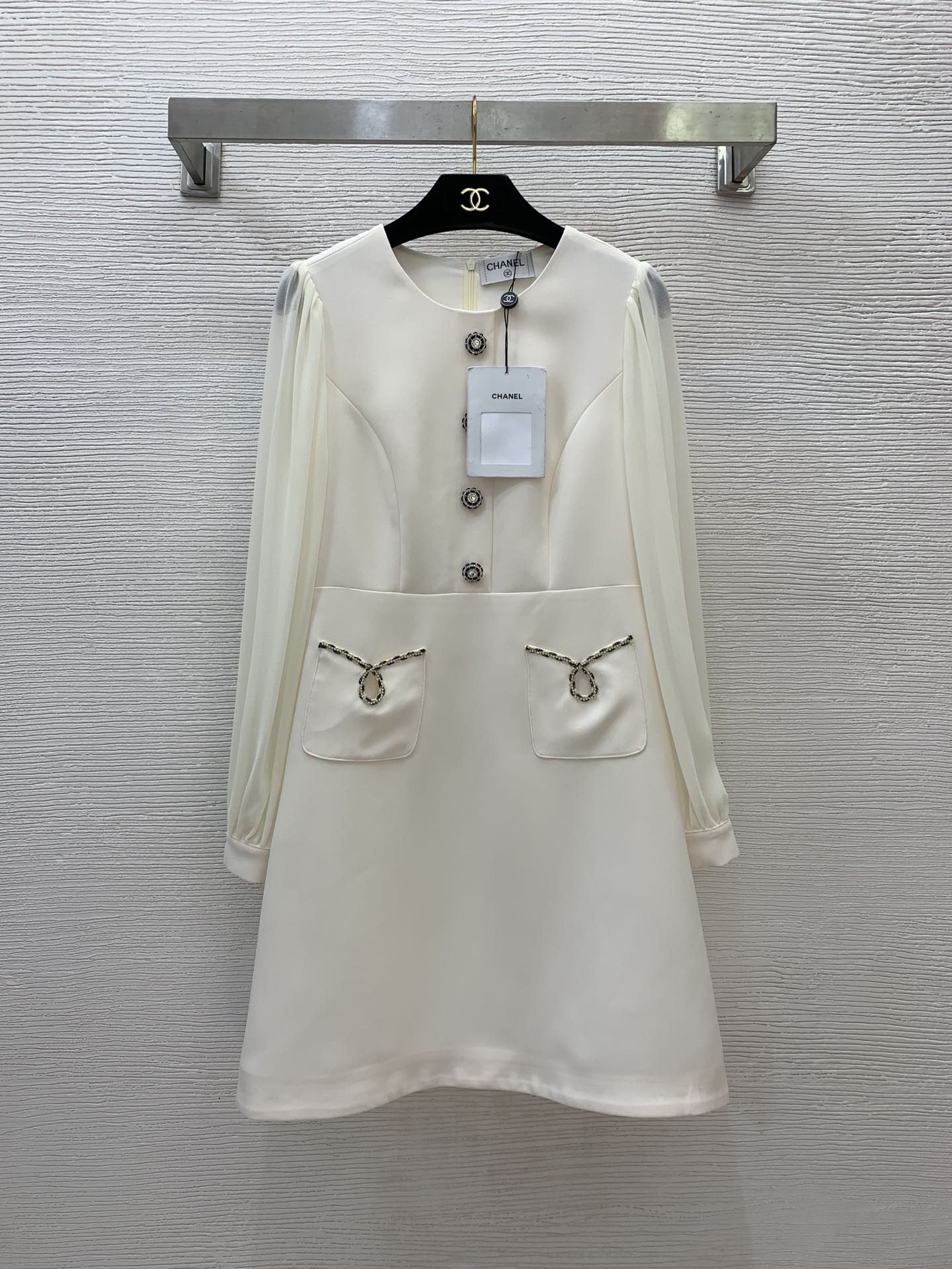 NO:316766,Model number G25021449 Chane* newest high-end custom luxury diamond-set chain buttons decorative chiffon sleeves fitted with waist and long sleeves A-line dress!  off-white, black, (Size S bust 82, waist 72, sleeve length 61, skirt length 87), chanel, skirt 8, alexander wang19860909款号G25021449 Chane*新款 高端定制奢华镶钻链条纽扣装饰雪纺纱袖拼接收腰显瘦长袖a字连衣裙！米白色、黑色、（S码胸围82,腰围72,袖长61,裙长87）,,chanel,skirts,alexander wang,Women's clothing